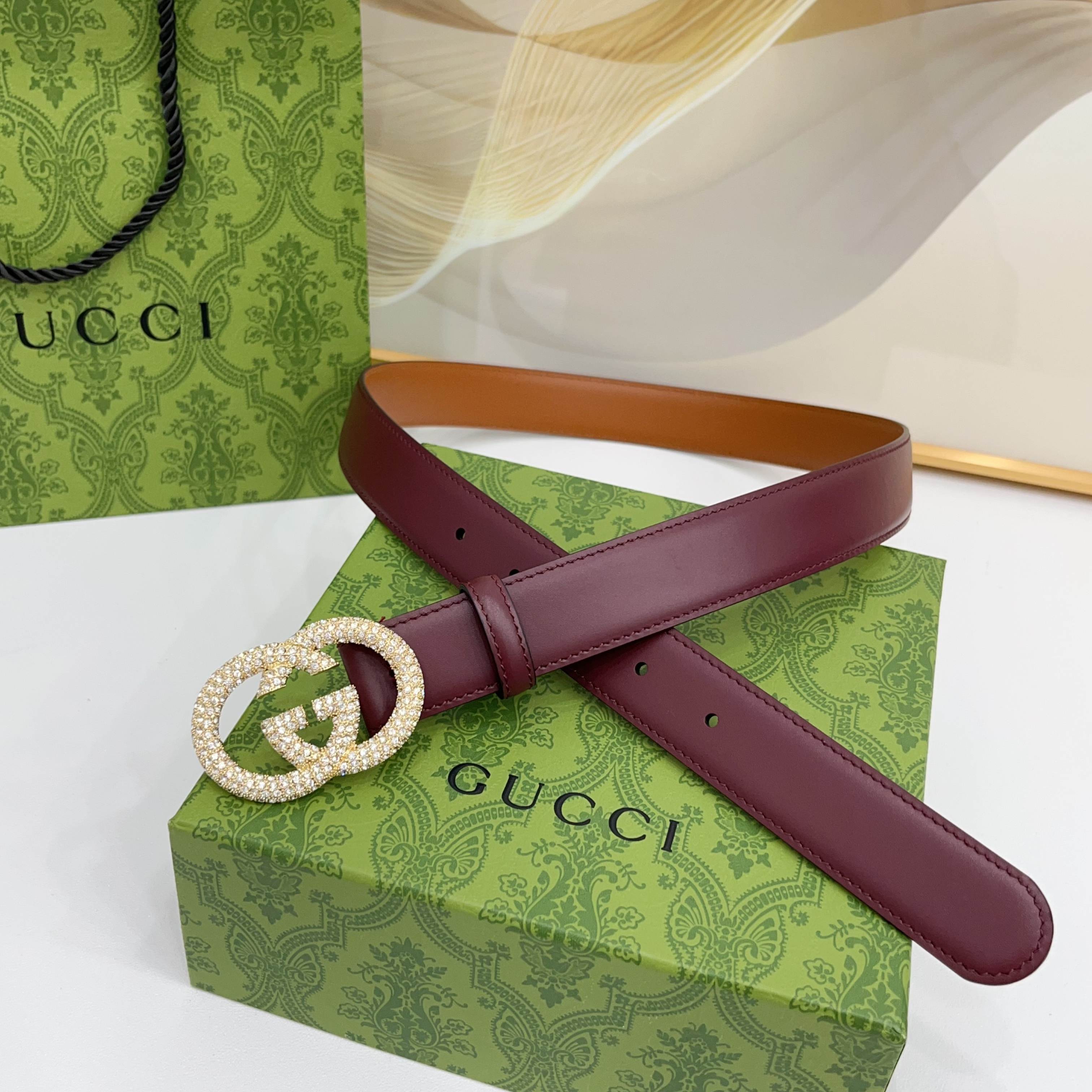 Gucci 3.0cmGG图案于2026早春系列焕然登场，为现代感十足的皮革配注入别致魅力。这款窄版腰带
