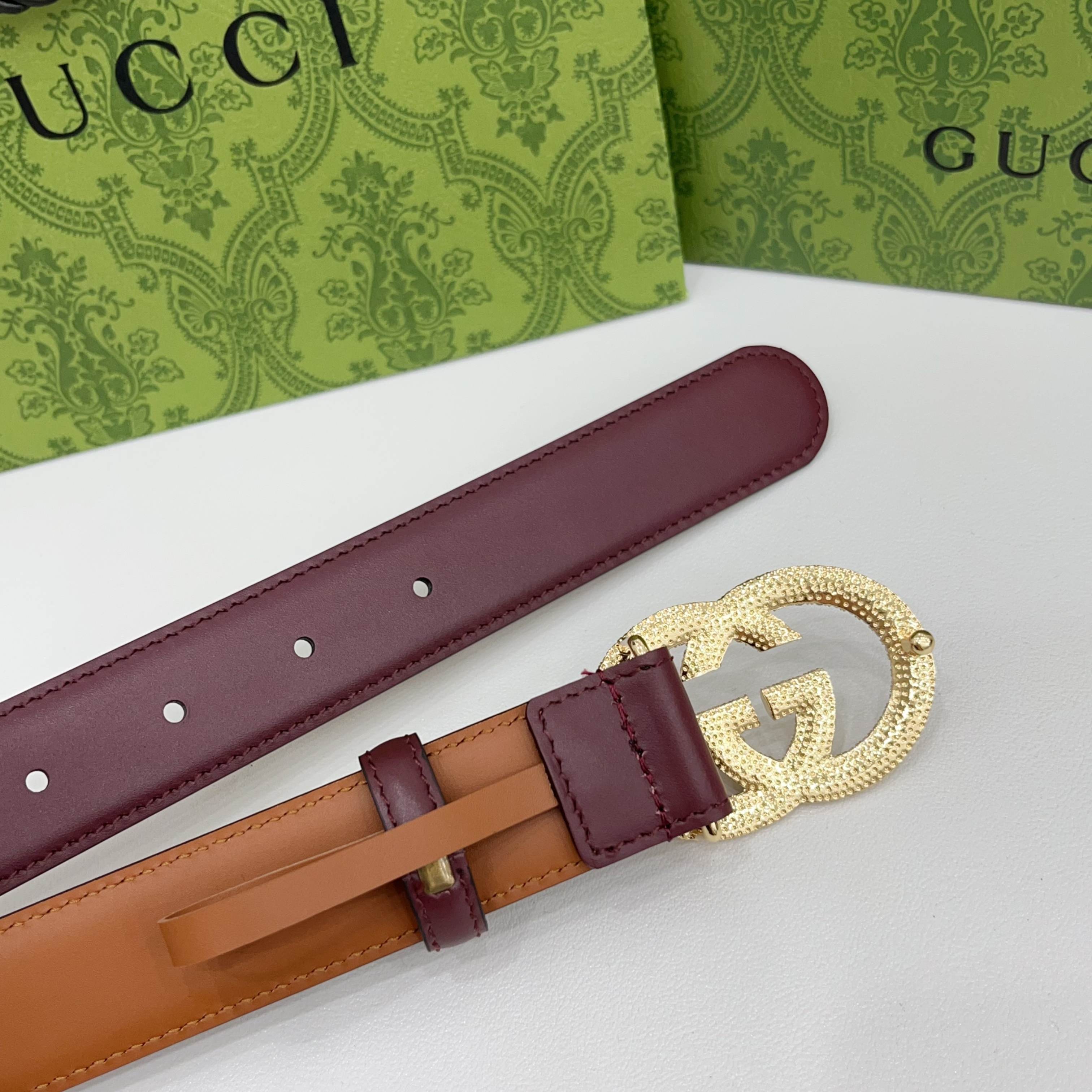 Gucci 3.0cmGG图案于2026早春系列焕然登场，为现代感十足的皮革配注入别致魅力。这款窄版腰带