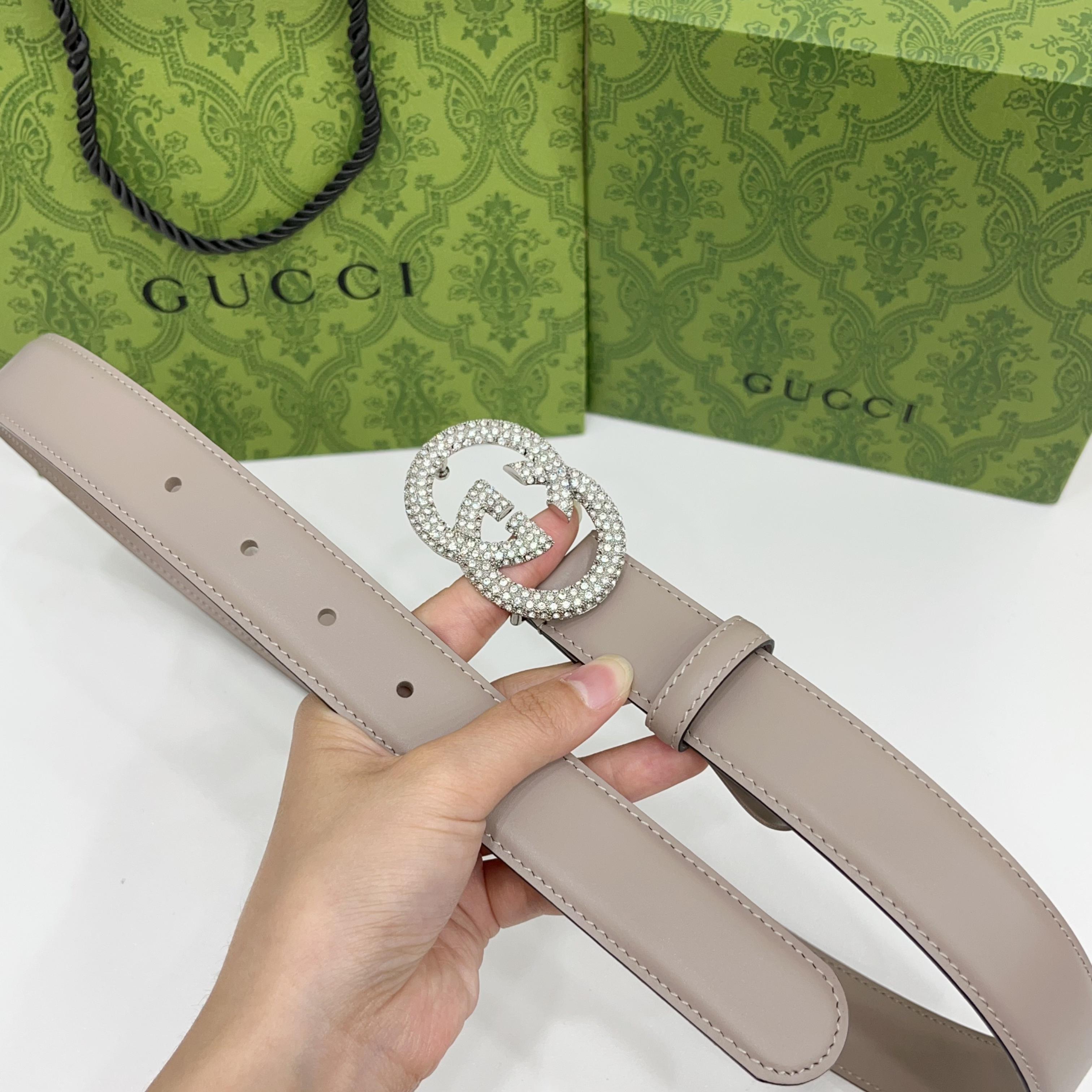 Gucci 3.0cmGG图案于2026早春系列焕然登场，为现代感十足的皮革配注入别致魅力。这款窄版腰带