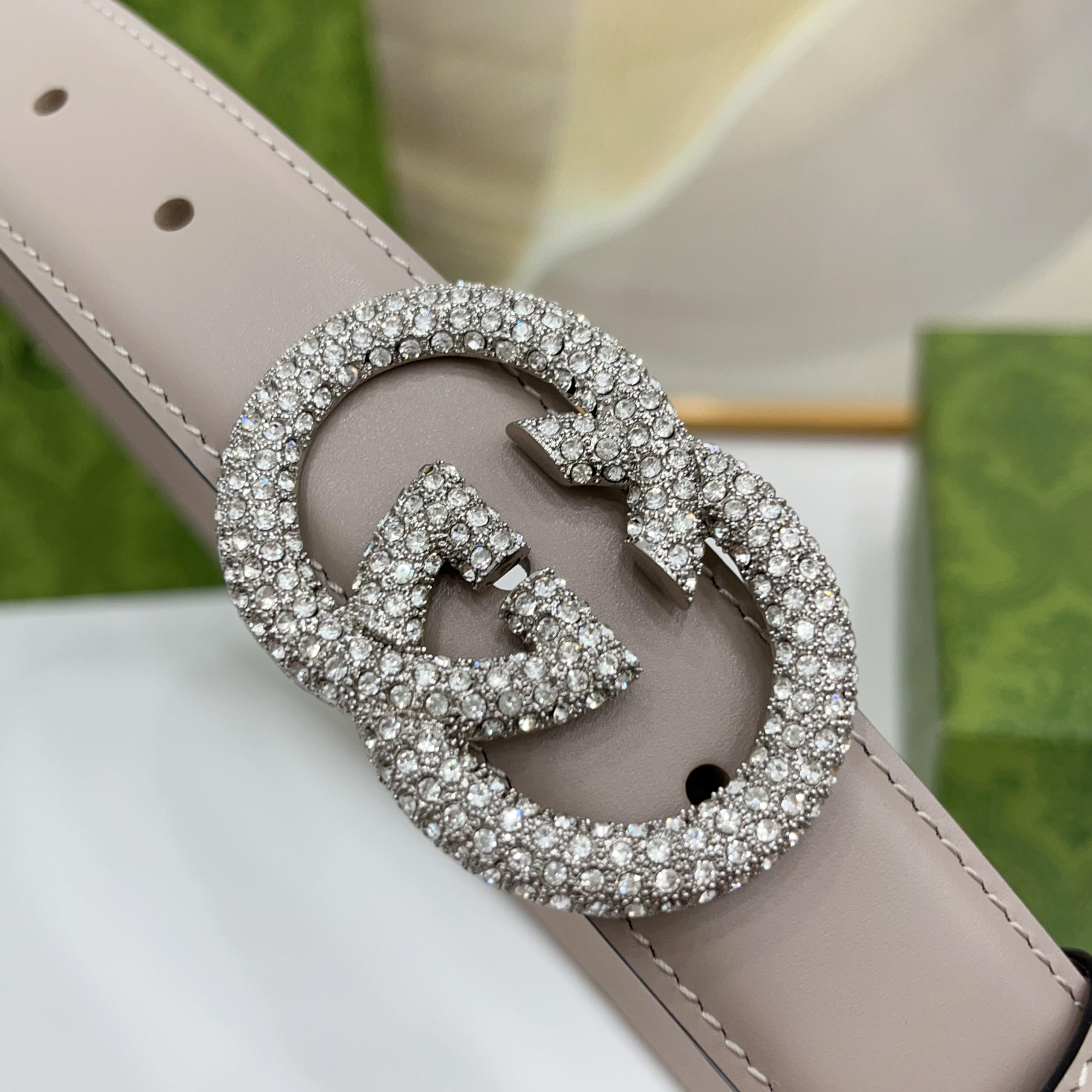 Gucci 3.0cmGG图案于2026早春系列焕然登场，为现代感十足的皮革配注入别致魅力。这款窄版腰带