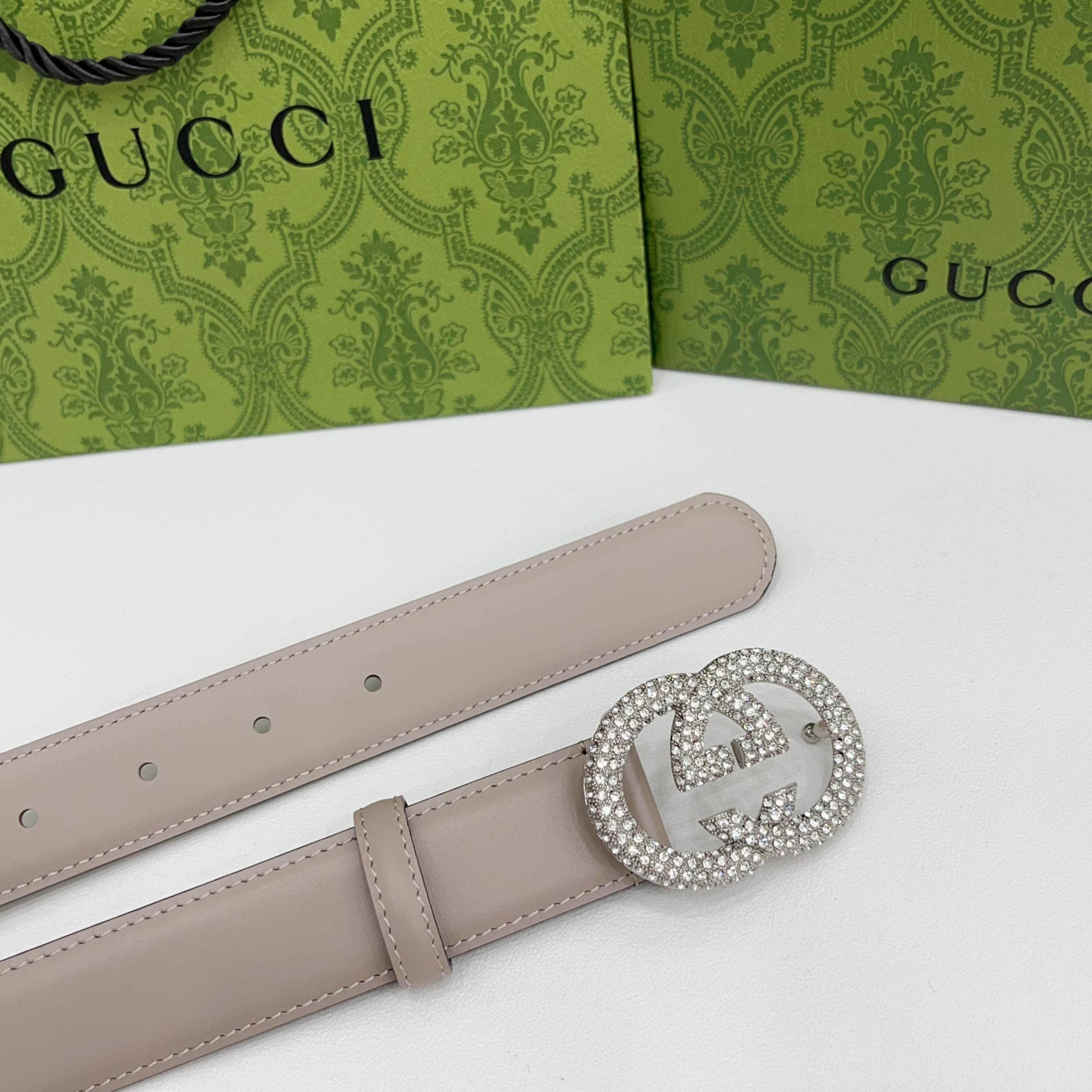 Gucci 3.0cmGG图案于2026早春系列焕然登场，为现代感十足的皮革配注入别致魅力。这款窄版腰带