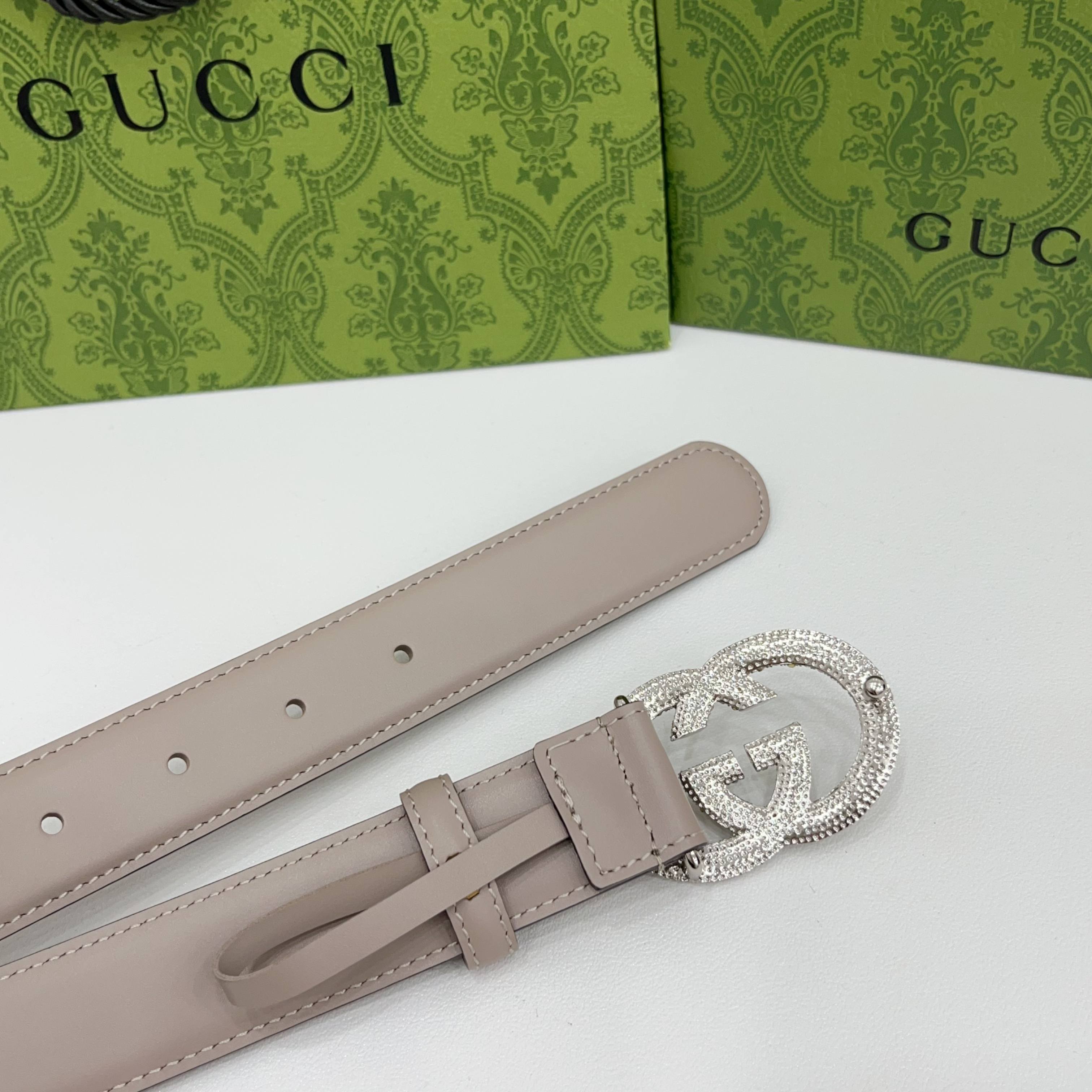 Gucci 3.0cmGG图案于2026早春系列焕然登场，为现代感十足的皮革配注入别致魅力。这款窄版腰带