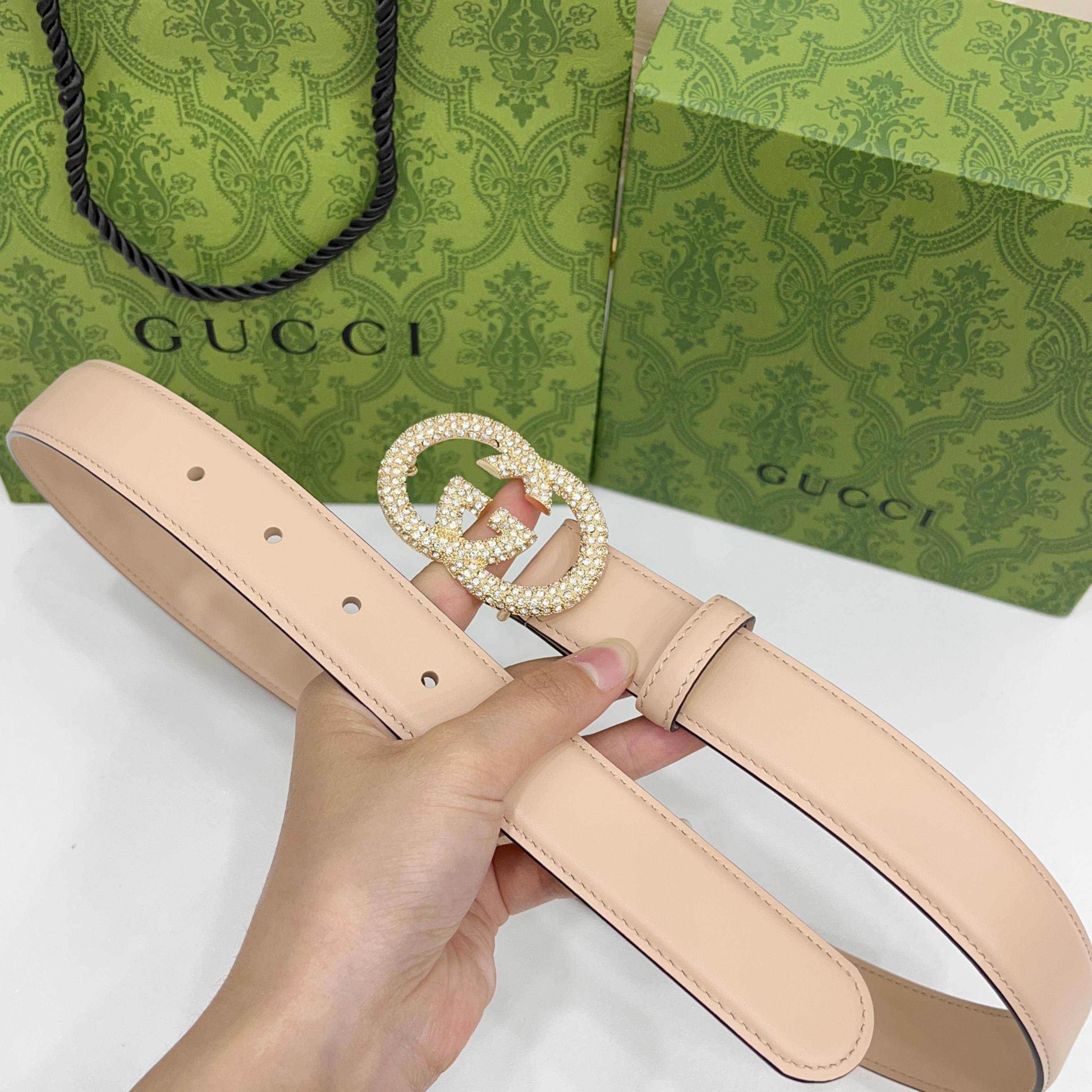 Gucci 3.0cmGG图案于2026早春系列焕然登场，为现代感十足的皮革配注入别致魅力。这款窄版腰带