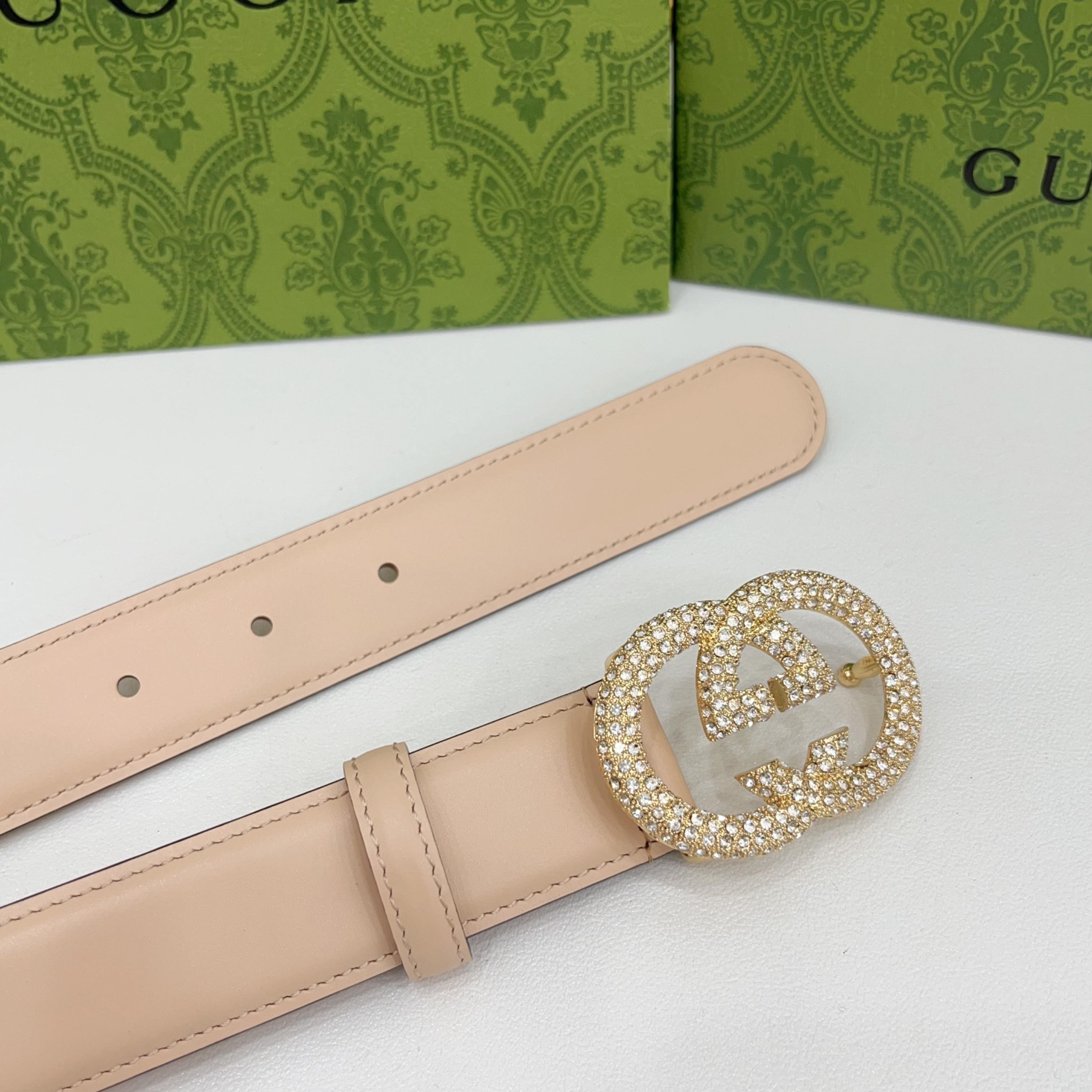 Gucci 3.0cmGG图案于2026早春系列焕然登场，为现代感十足的皮革配注入别致魅力。这款窄版腰带