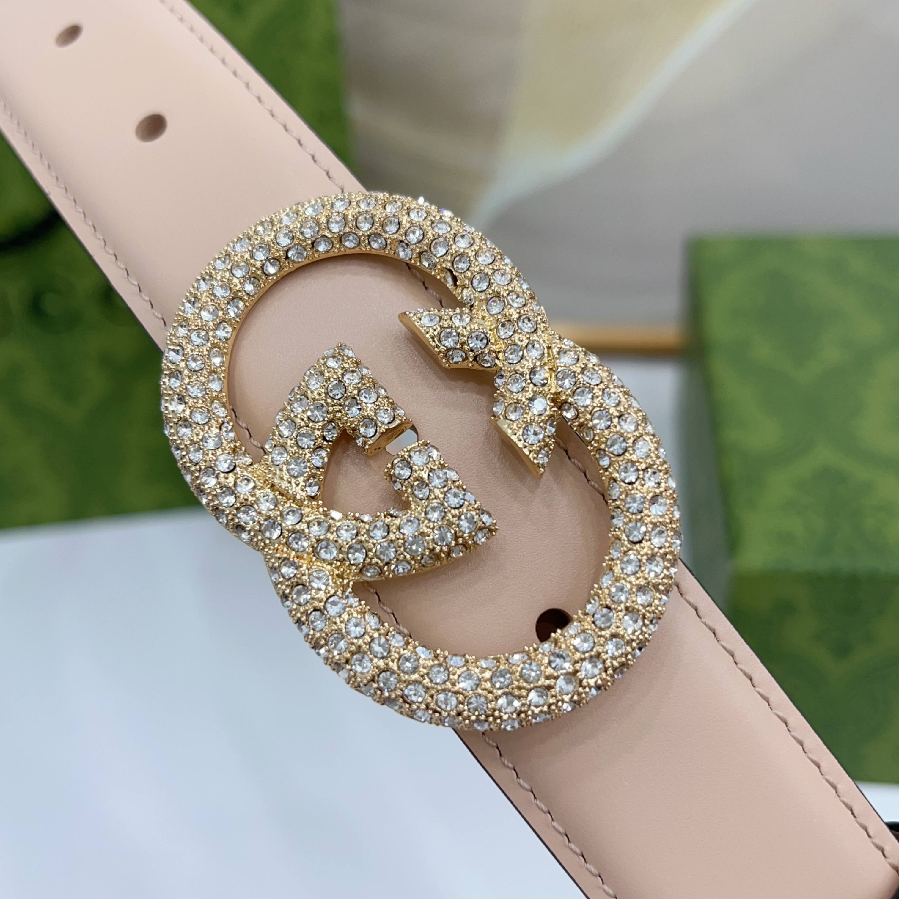 Gucci 3.0cmGG图案于2026早春系列焕然登场，为现代感十足的皮革配注入别致魅力。这款窄版腰带