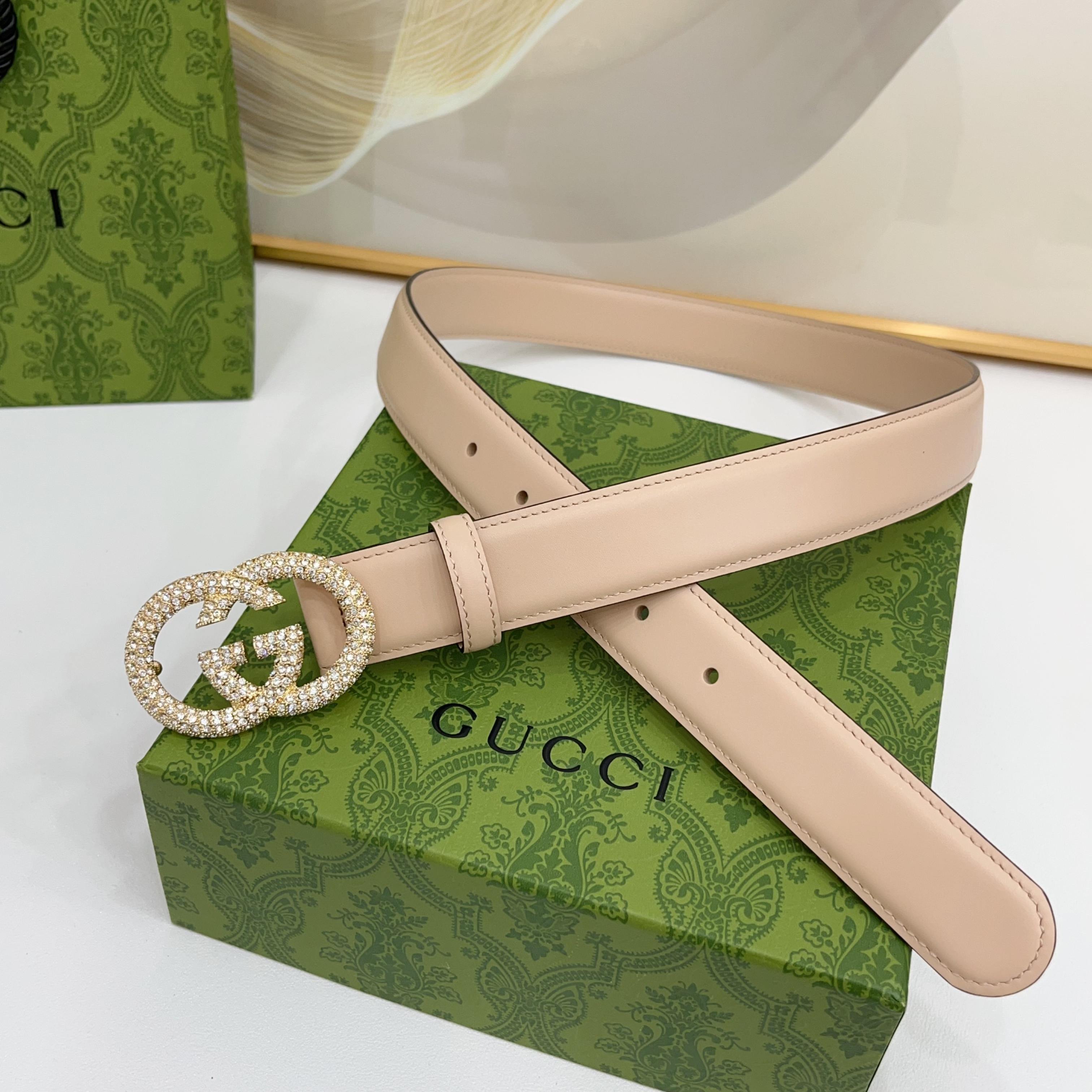 Gucci 3.0cmGG图案于2026早春系列焕然登场，为现代感十足的皮革配注入别致魅力。这款窄版腰带