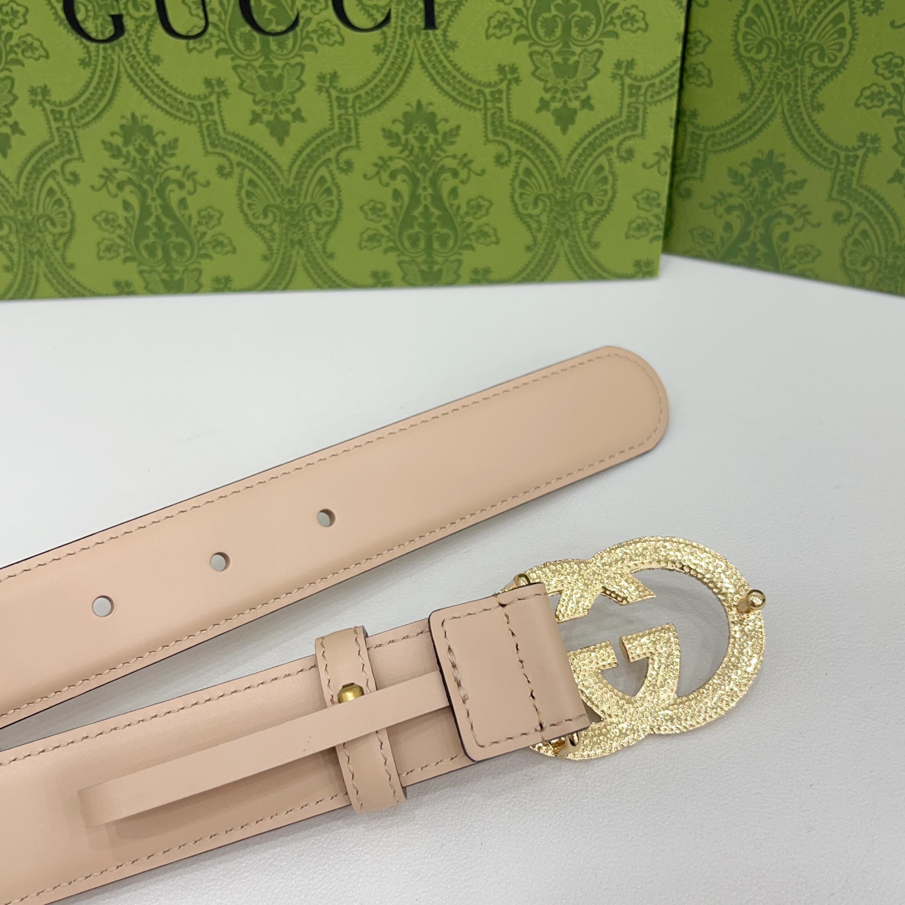 Gucci 3.0cmGG图案于2026早春系列焕然登场，为现代感十足的皮革配注入别致魅力。这款窄版腰带