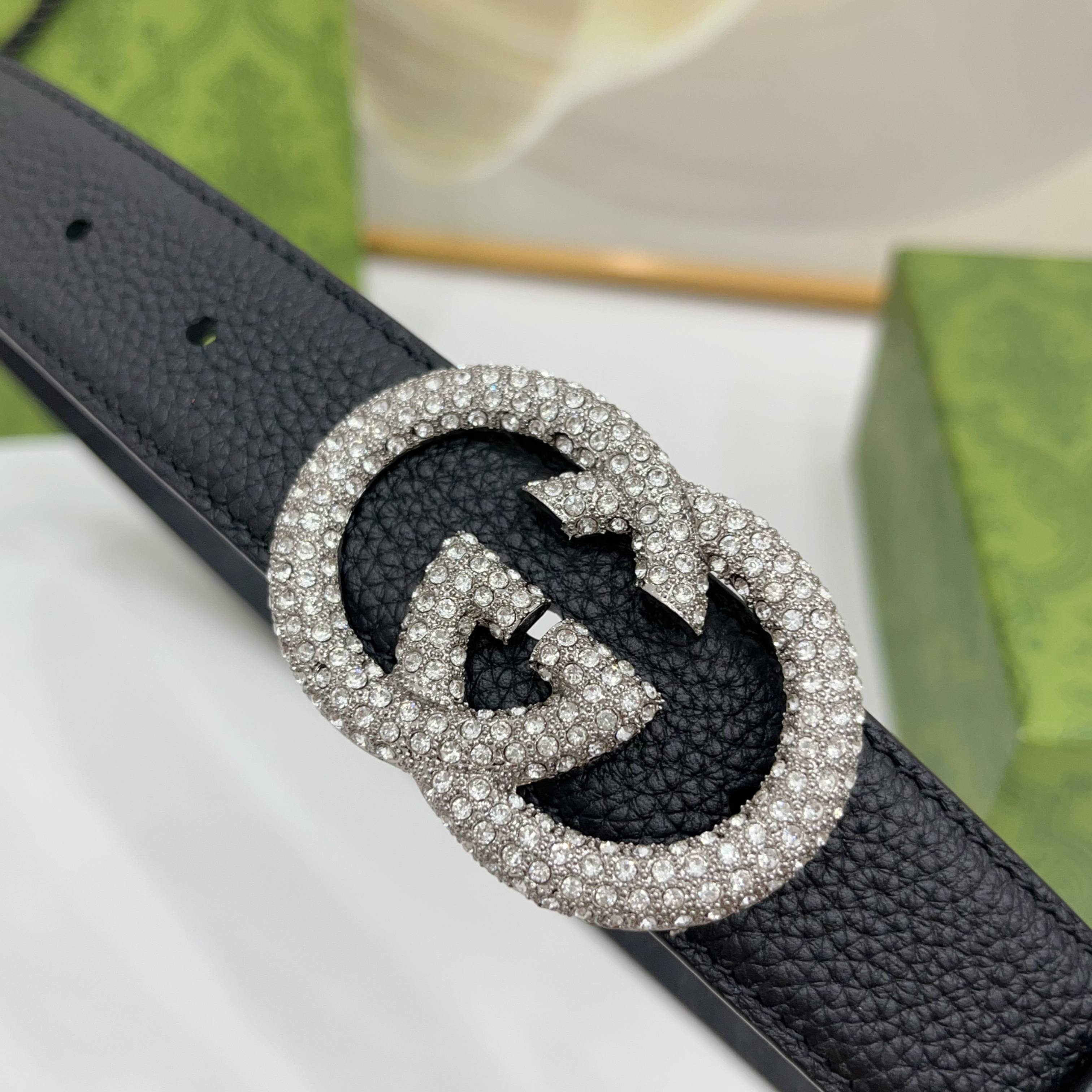 Gucci 3.0cmGG图案于2026早春系列焕然登场，为现代感十足的皮革配注入别致魅力。这款窄版腰带