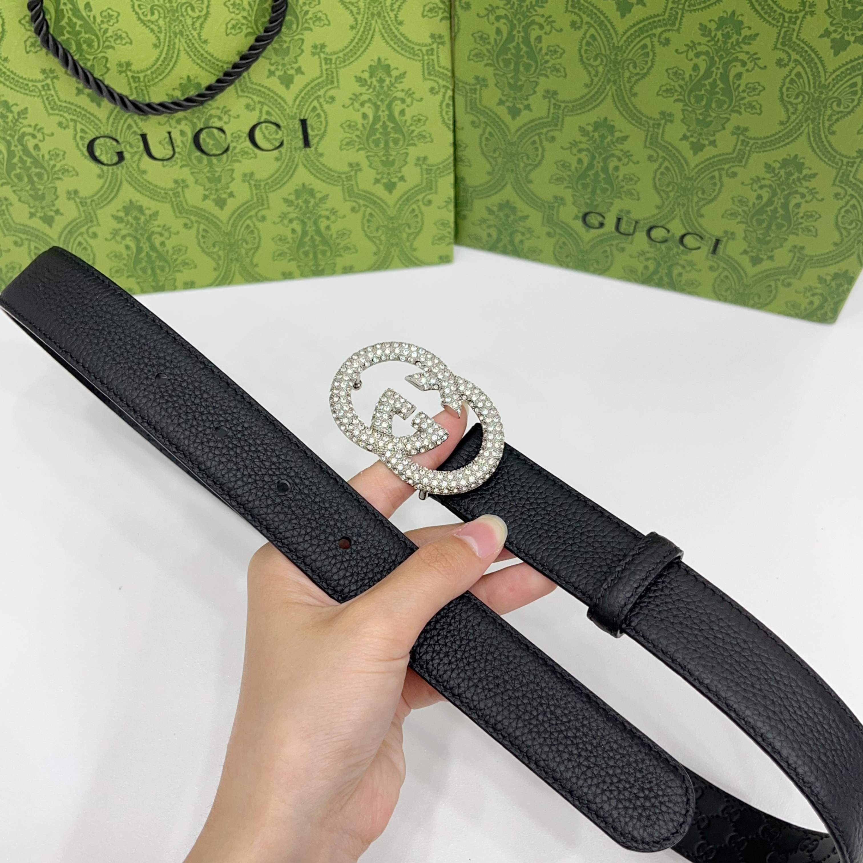 Gucci 3.0cmGG图案于2026早春系列焕然登场，为现代感十足的皮革配注入别致魅力。这款窄版腰带