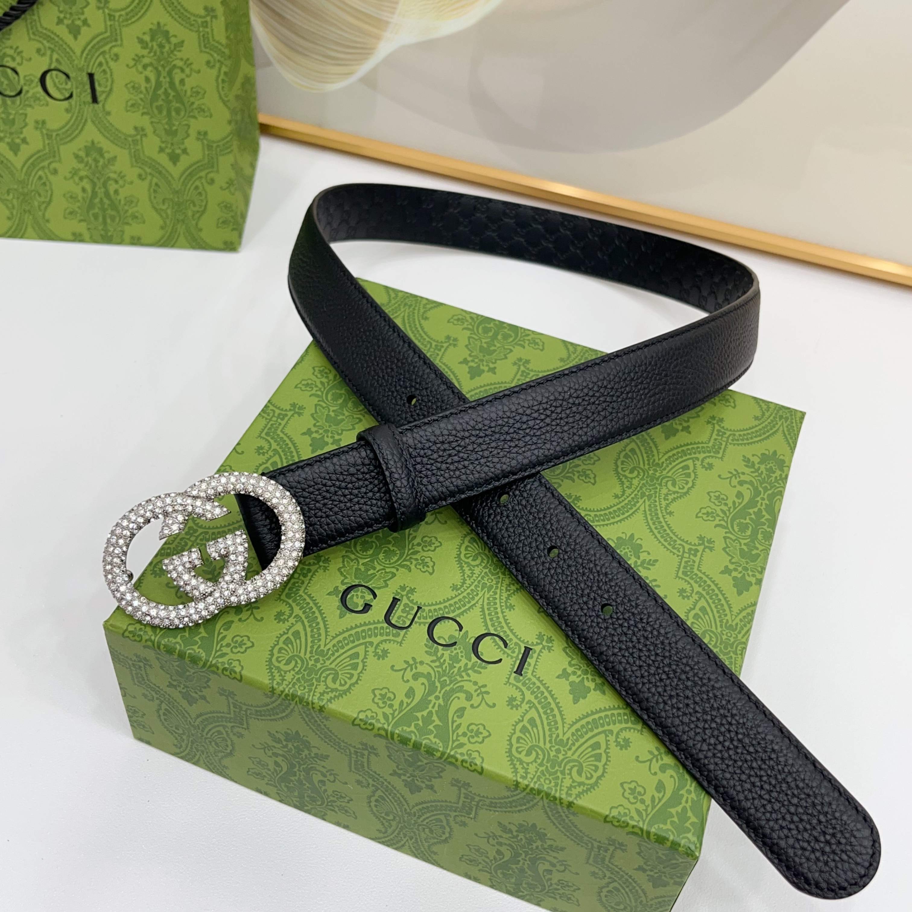 Gucci 3.0cmGG图案于2026早春系列焕然登场，为现代感十足的皮革配注入别致魅力。这款窄版腰带