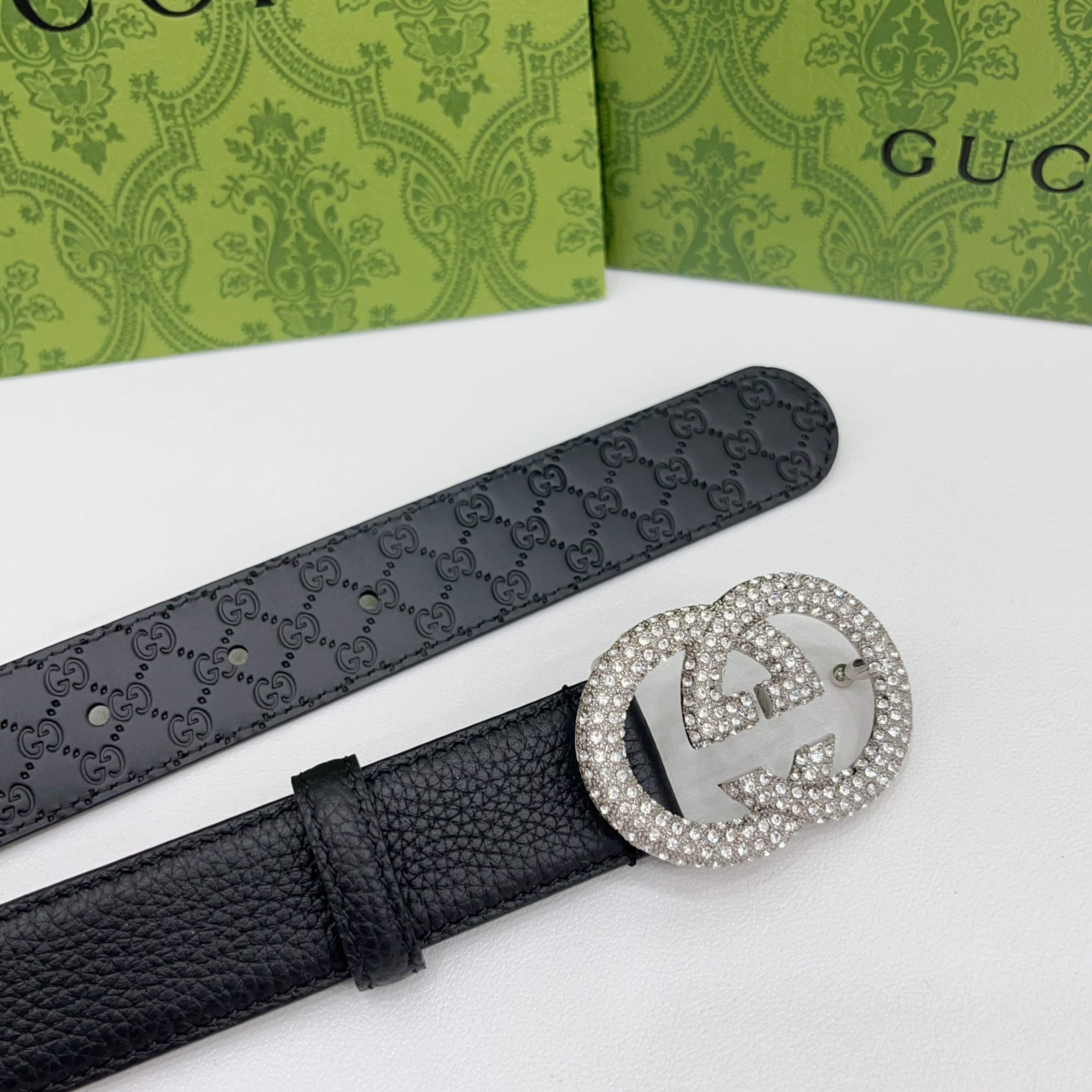 Gucci 3.0cmGG图案于2026早春系列焕然登场，为现代感十足的皮革配注入别致魅力。这款窄版腰带