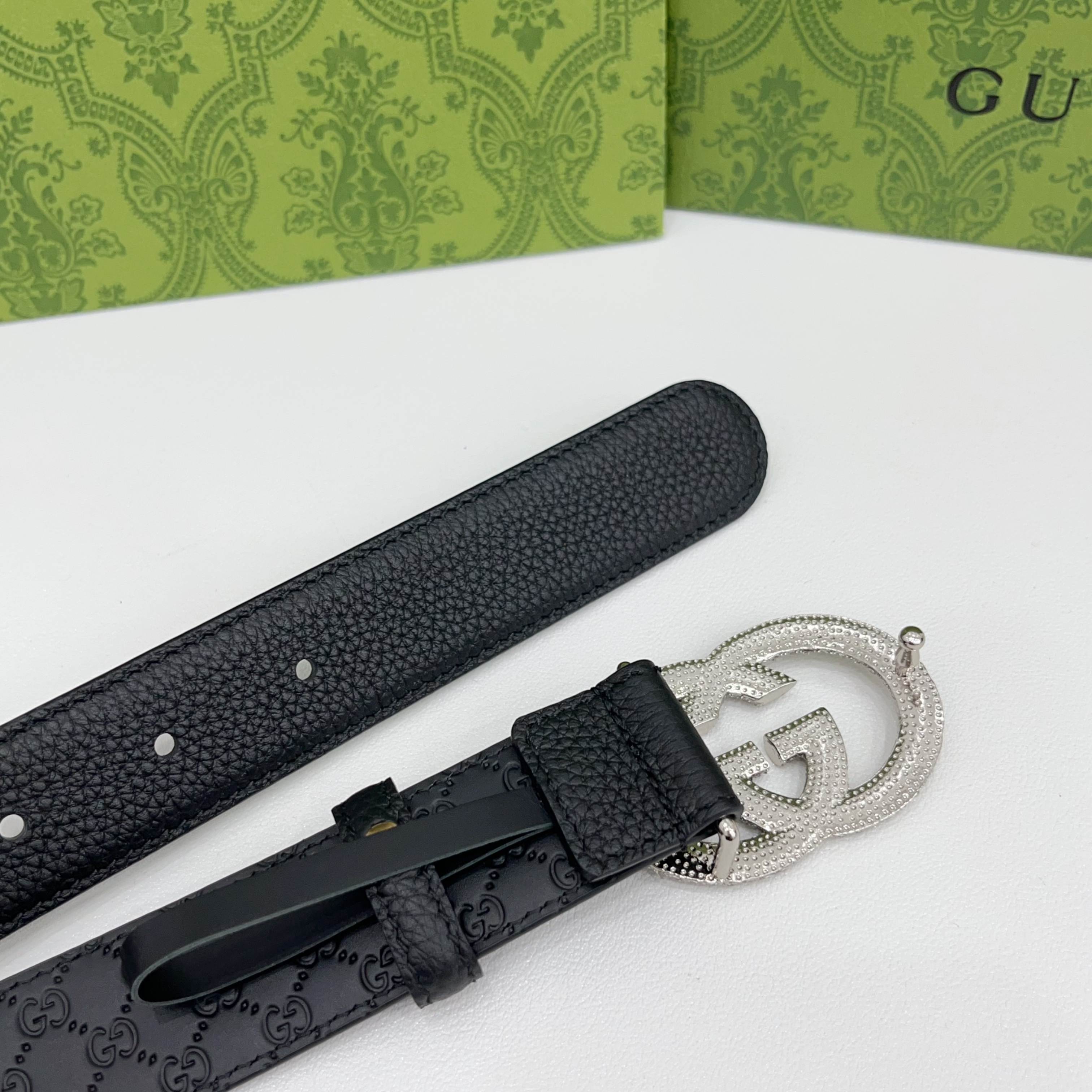 Gucci 3.0cmGG图案于2026早春系列焕然登场，为现代感十足的皮革配注入别致魅力。这款窄版腰带