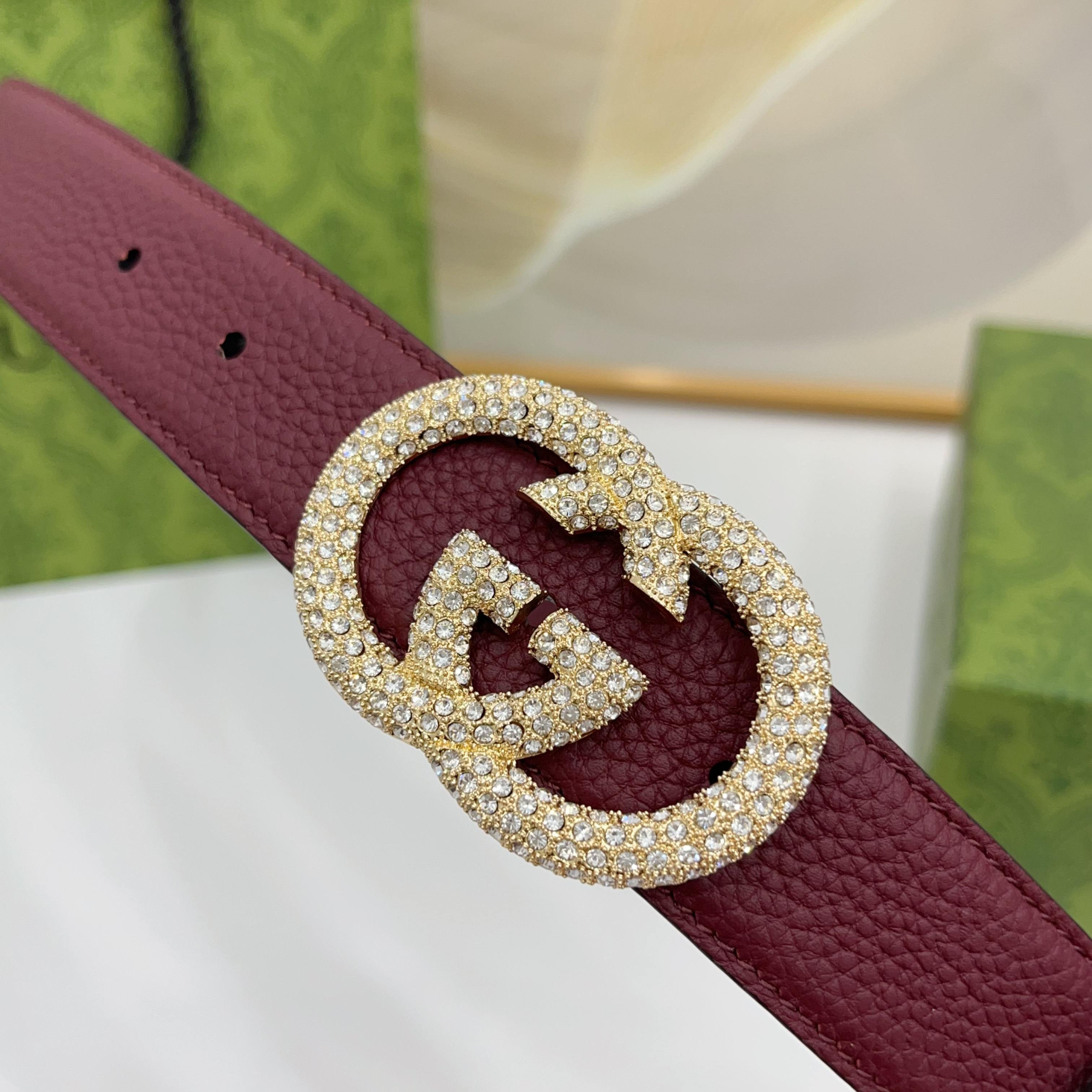 Gucci 3.0cmGG图案于2026早春系列焕然登场，为现代感十足的皮革配注入别致魅力。这款窄版腰带