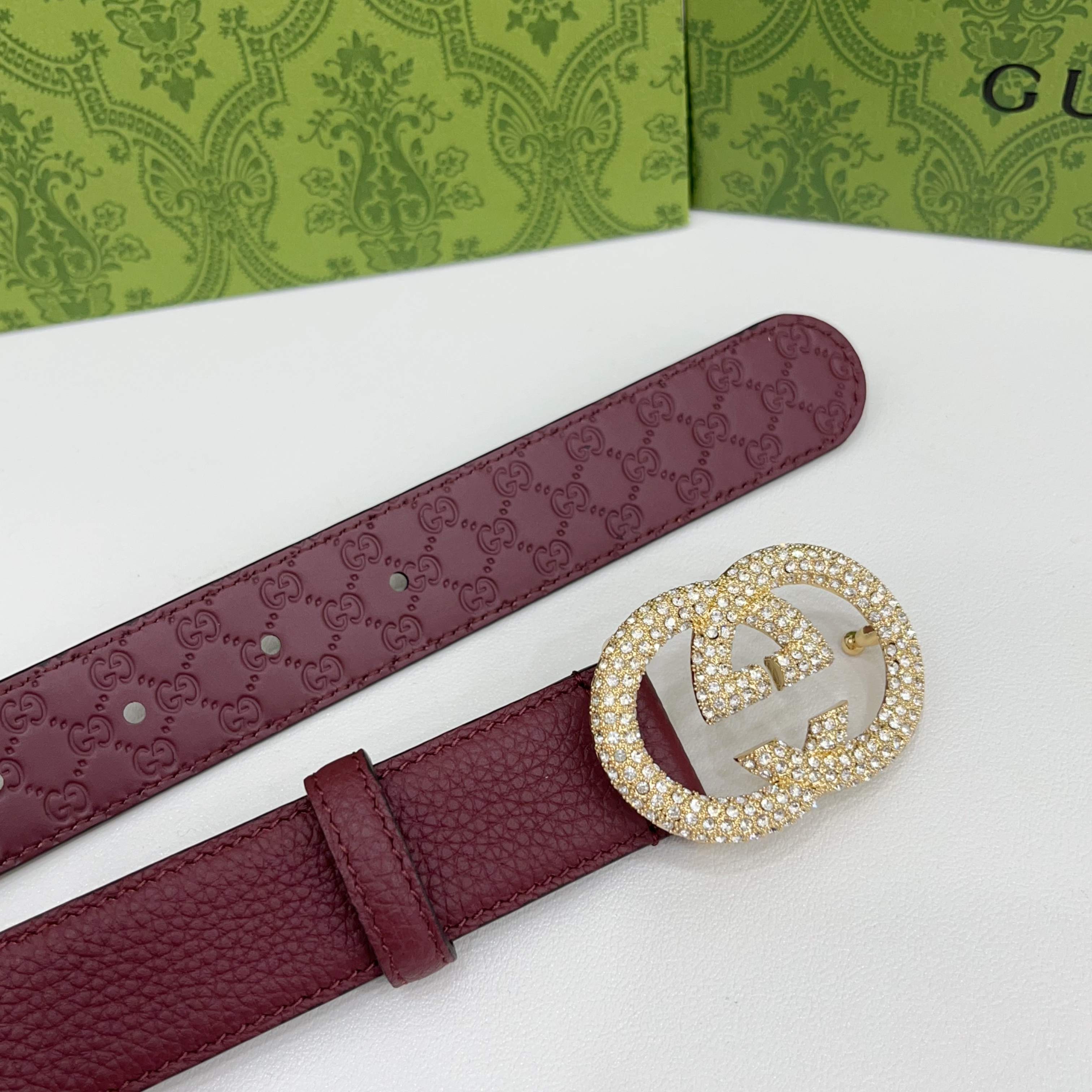 Gucci 3.0cmGG图案于2026早春系列焕然登场，为现代感十足的皮革配注入别致魅力。这款窄版腰带