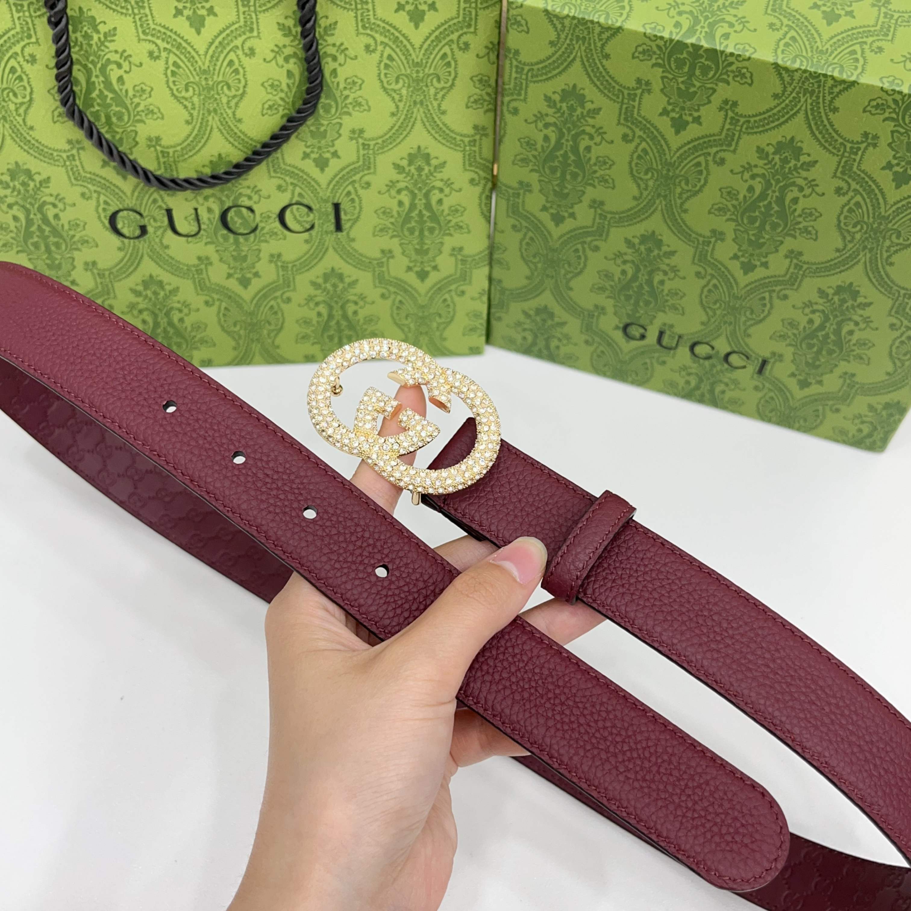 Gucci 3.0cmGG图案于2026早春系列焕然登场，为现代感十足的皮革配注入别致魅力。这款窄版腰带