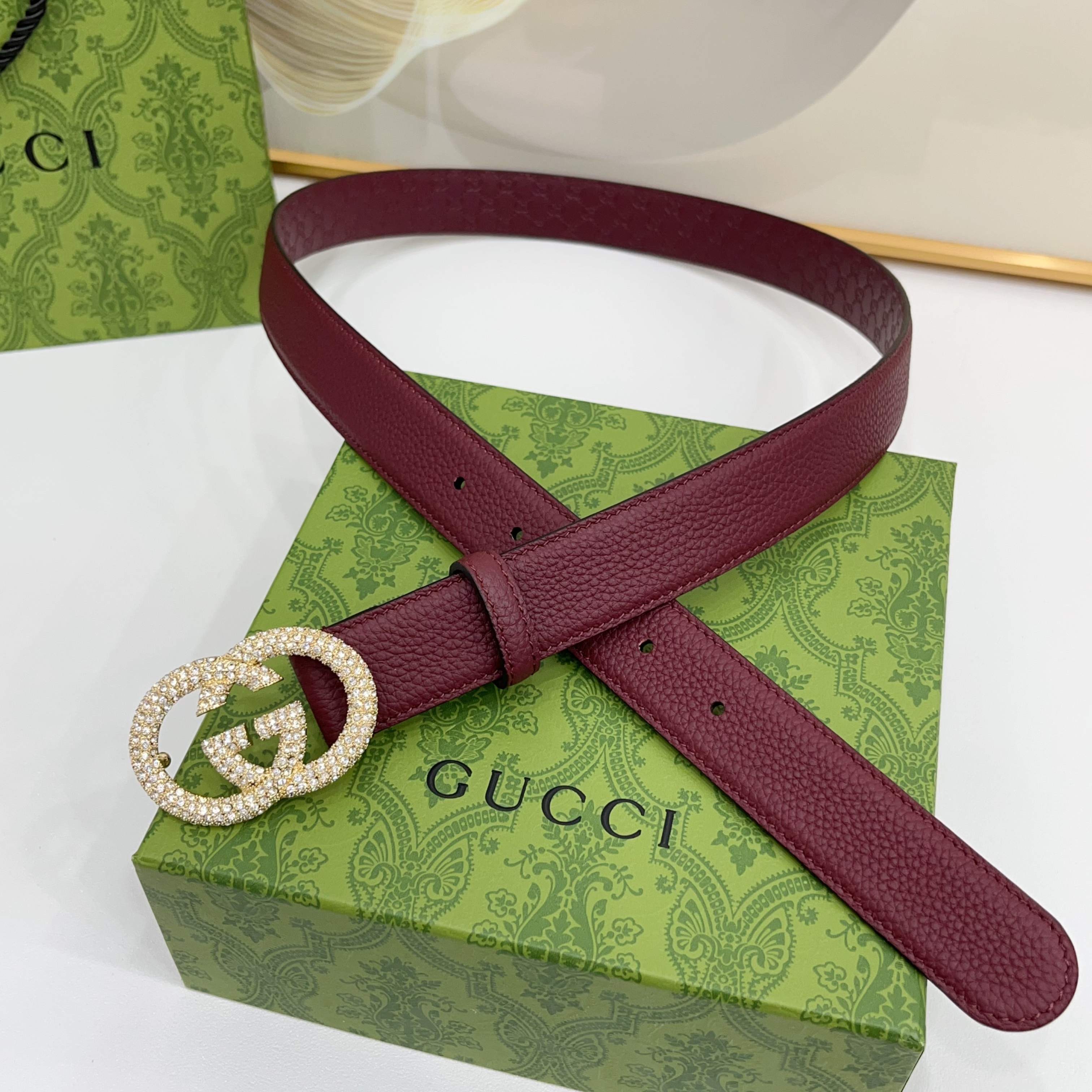 Gucci 3.0cmGG图案于2026早春系列焕然登场，为现代感十足的皮革配注入别致魅力。这款窄版腰带