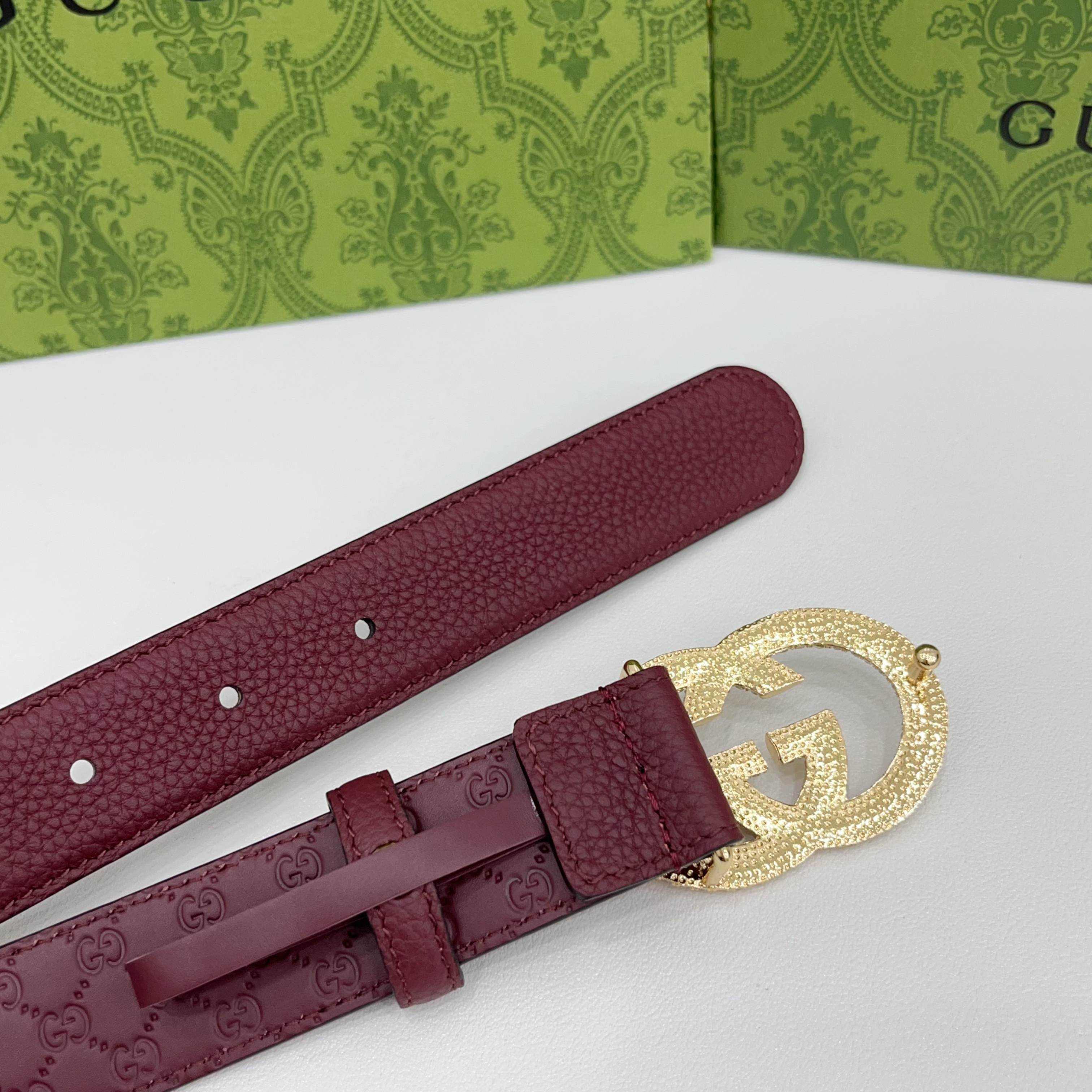 Gucci 3.0cmGG图案于2026早春系列焕然登场，为现代感十足的皮革配注入别致魅力。这款窄版腰带