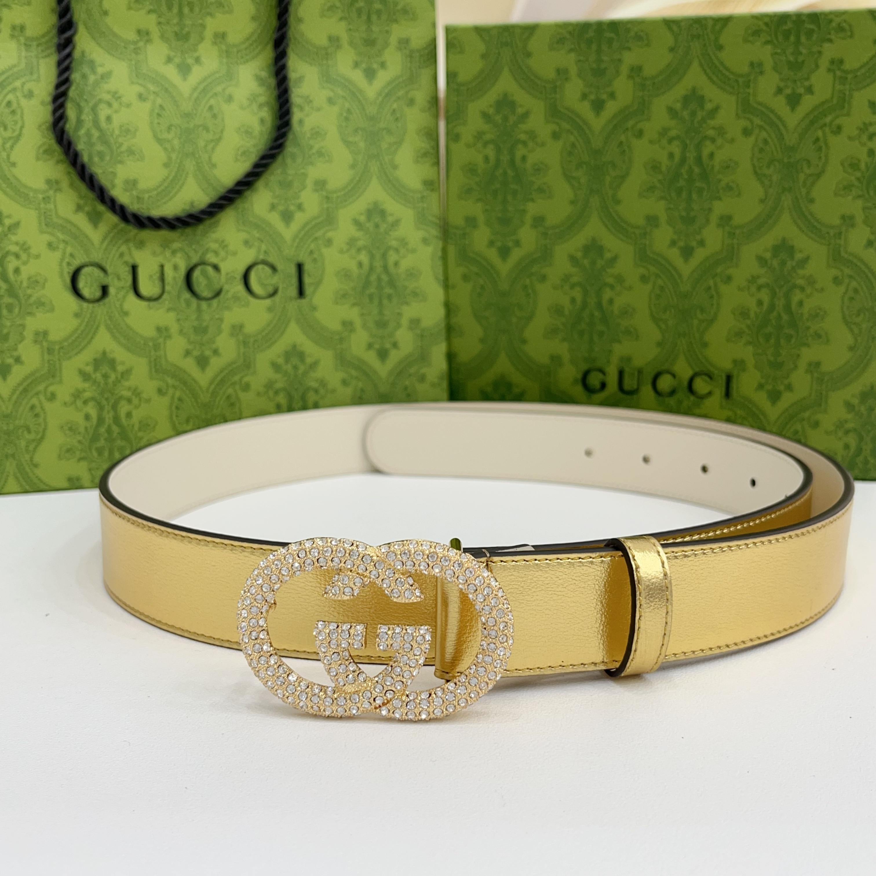 Gucci 3.0cmGG图案于2026早春系列焕然登场，为现代感十足的皮革配注入别致魅力。这款窄版腰带