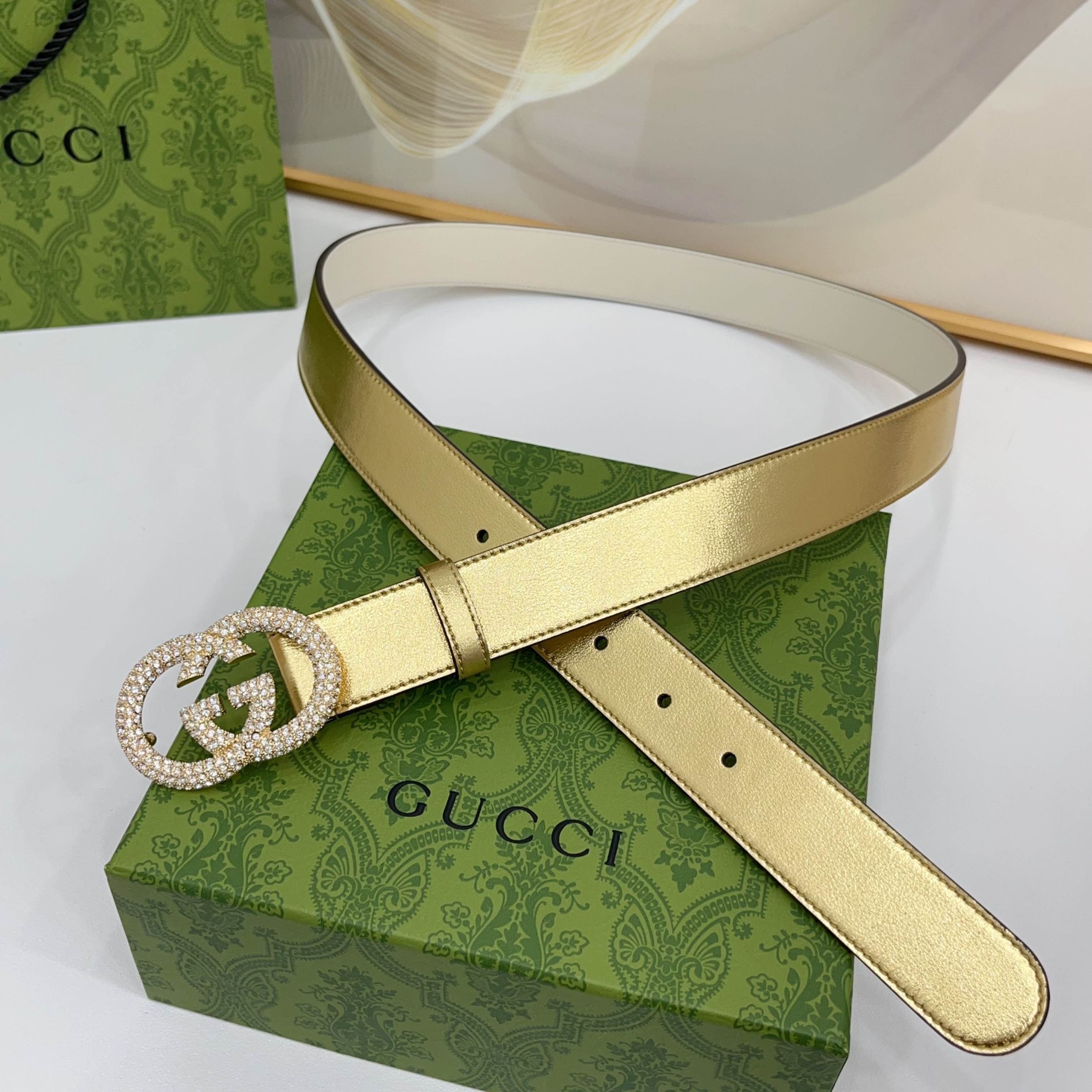 Gucci 3.0cmGG图案于2026早春系列焕然登场，为现代感十足的皮革配注入别致魅力。这款窄版腰带