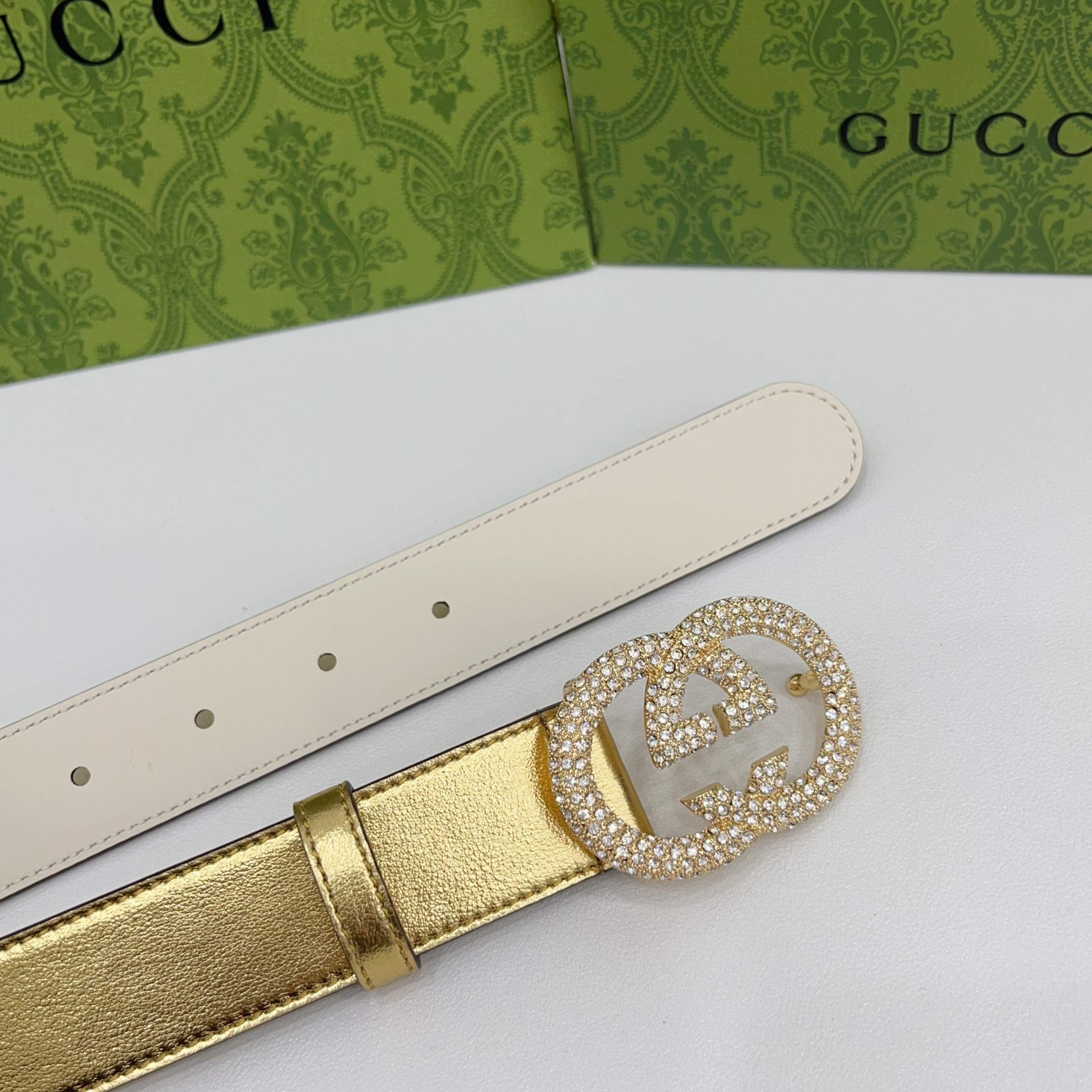 Gucci 3.0cmGG图案于2026早春系列焕然登场，为现代感十足的皮革配注入别致魅力。这款窄版腰带