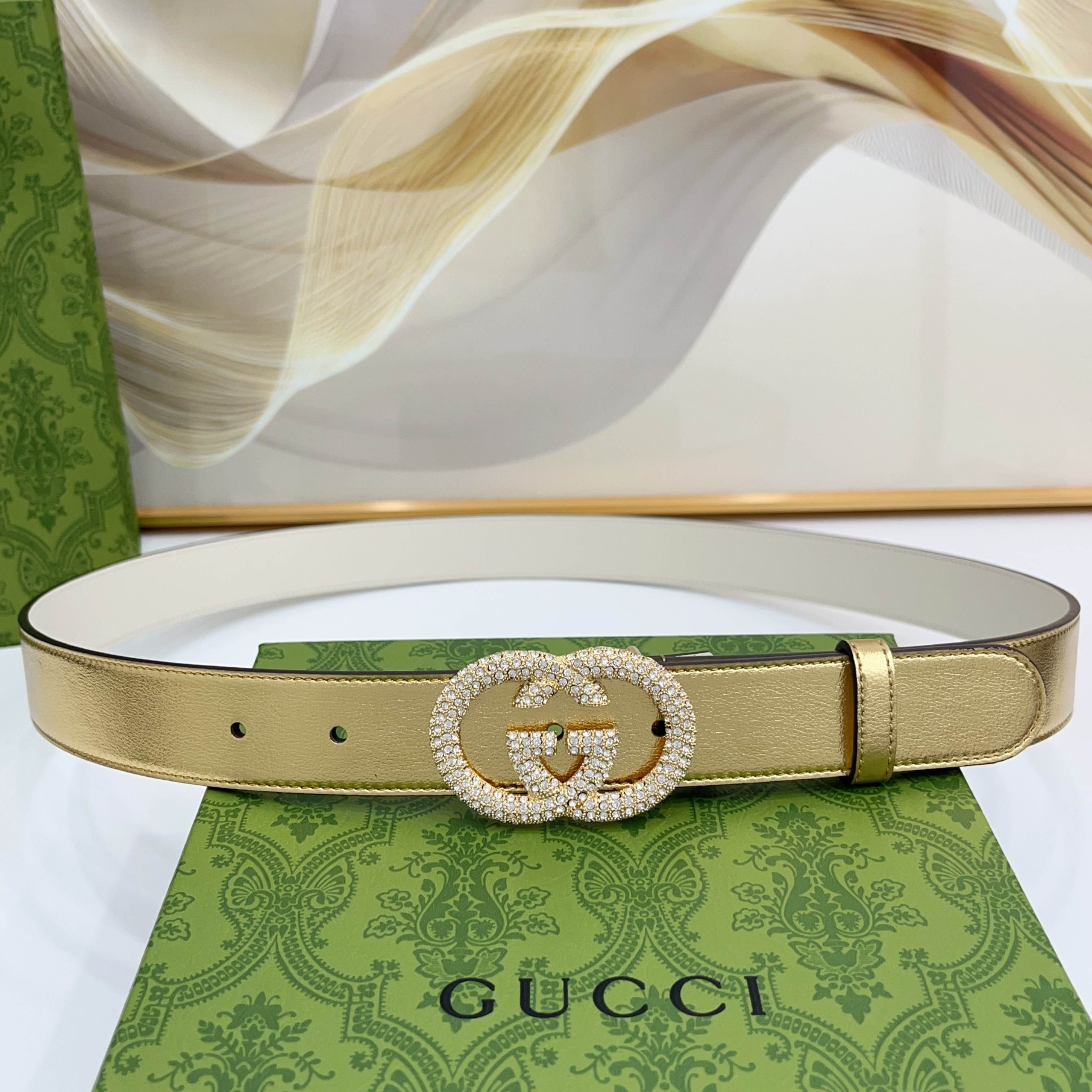 Gucci 3.0cmGG图案于2026早春系列焕然登场，为现代感十足的皮革配注入别致魅力。这款窄版腰带