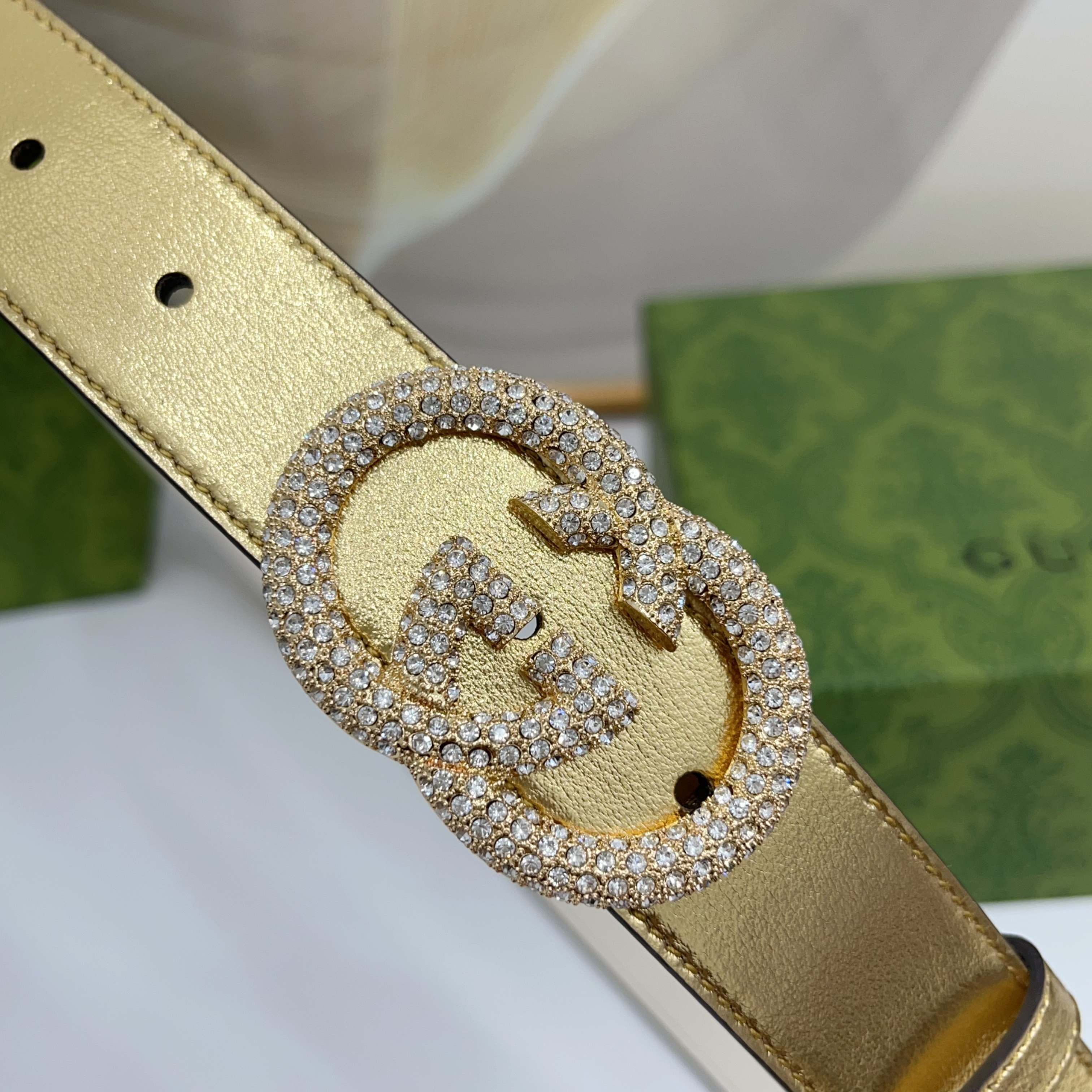 Gucci 3.0cmGG图案于2026早春系列焕然登场，为现代感十足的皮革配注入别致魅力。这款窄版腰带