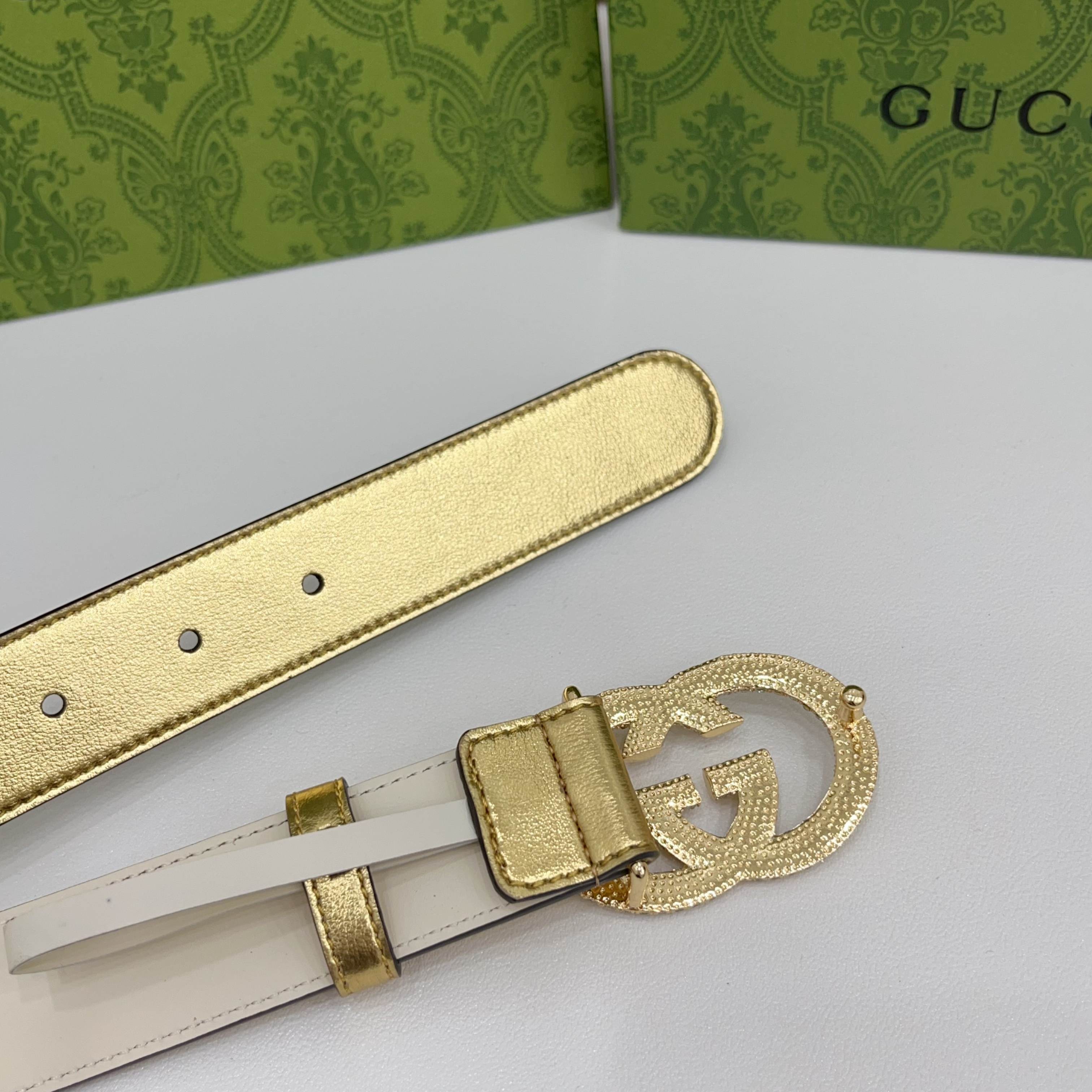 Gucci 3.0cmGG图案于2026早春系列焕然登场，为现代感十足的皮革配注入别致魅力。这款窄版腰带