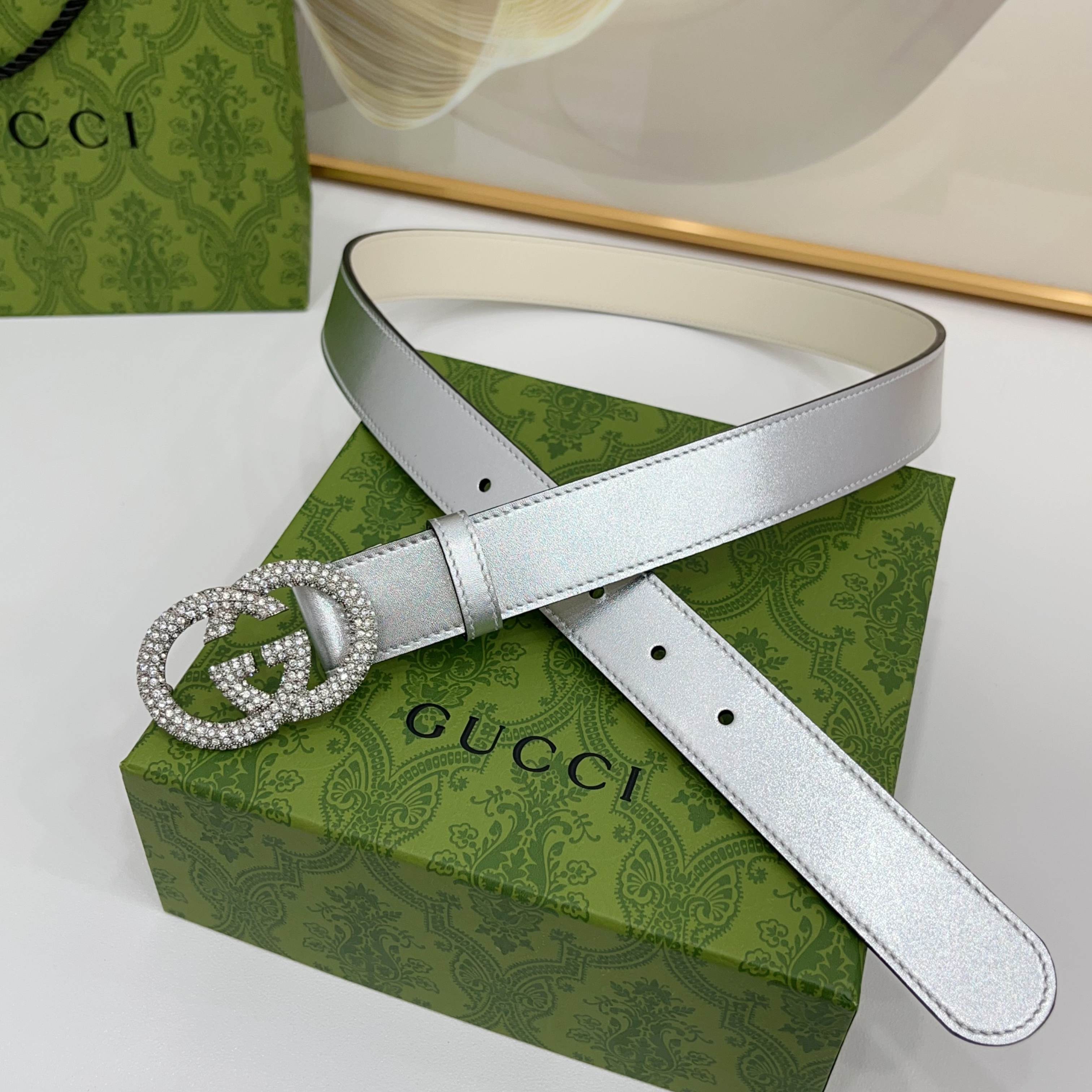 Gucci 3.0cmGG图案于2026早春系列焕然登场，为现代感十足的皮革配注入别致魅力。这款窄版腰带