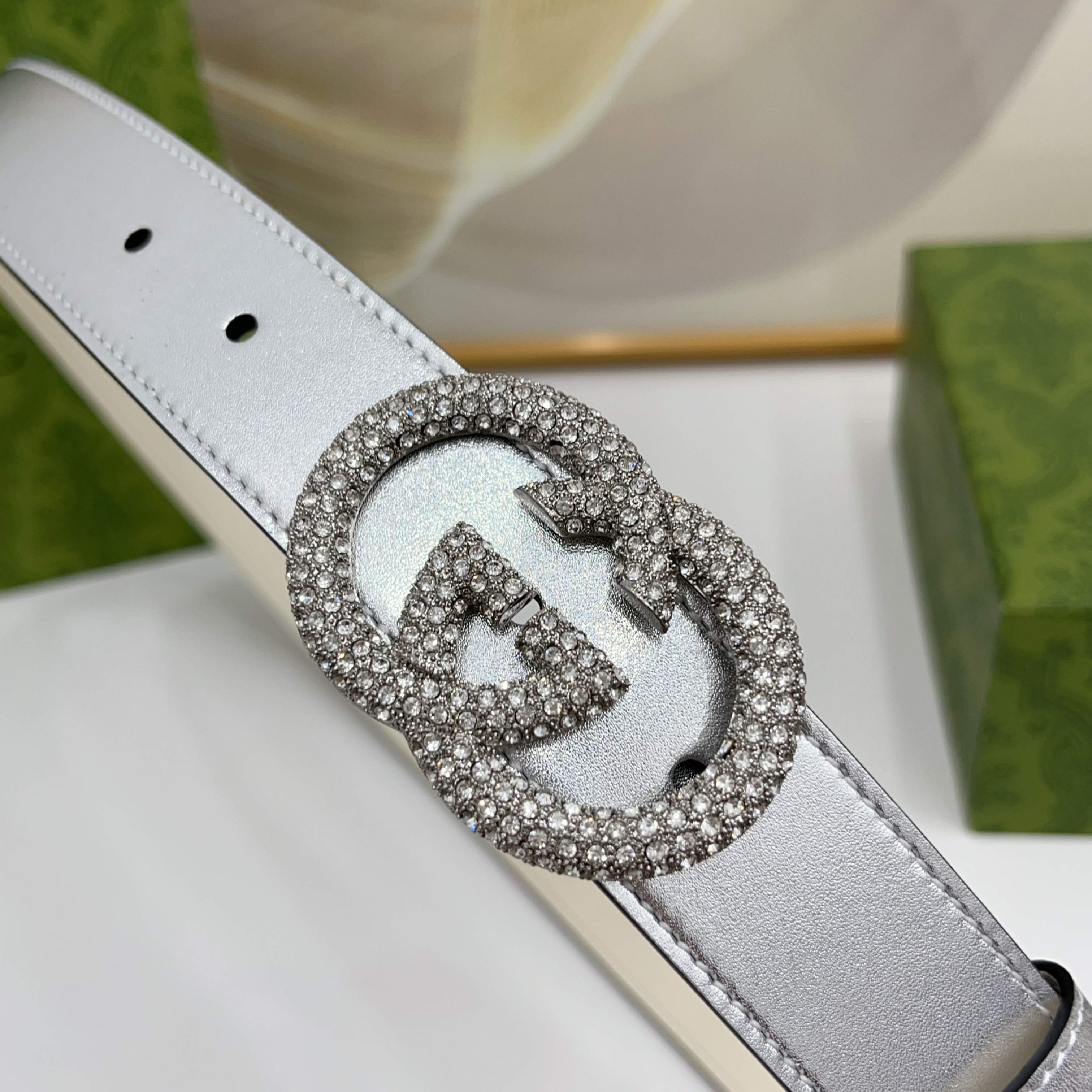 Gucci 3.0cmGG图案于2026早春系列焕然登场，为现代感十足的皮革配注入别致魅力。这款窄版腰带