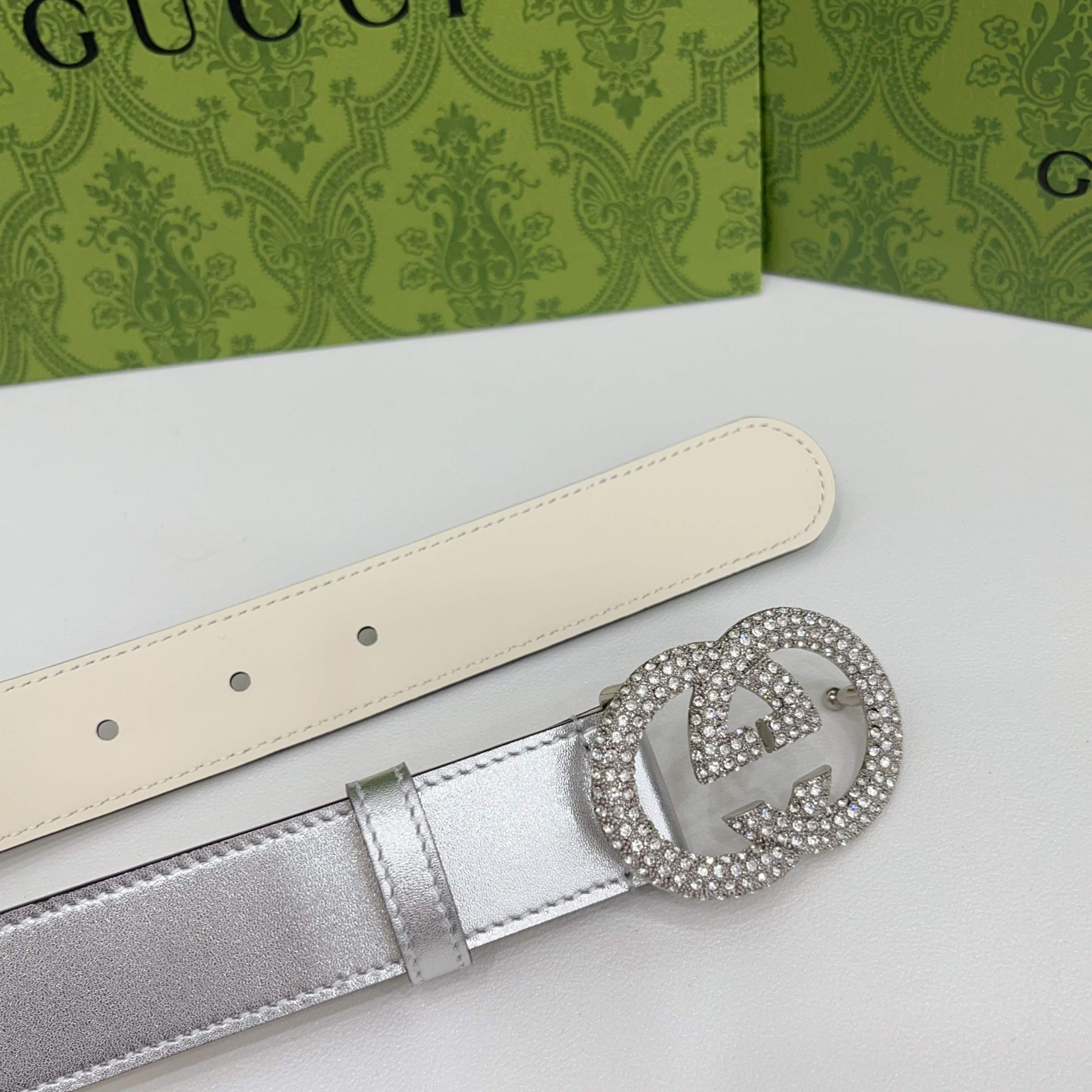 Gucci 3.0cmGG图案于2026早春系列焕然登场，为现代感十足的皮革配注入别致魅力。这款窄版腰带