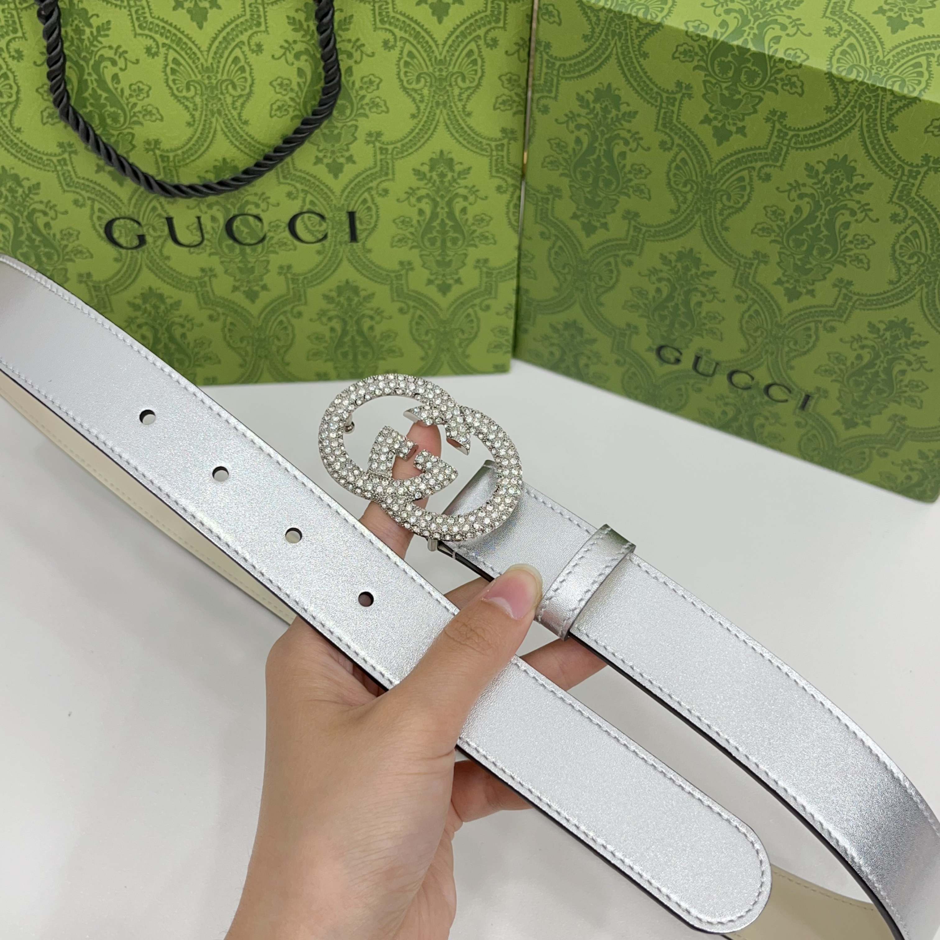 Gucci 3.0cmGG图案于2026早春系列焕然登场，为现代感十足的皮革配注入别致魅力。这款窄版腰带