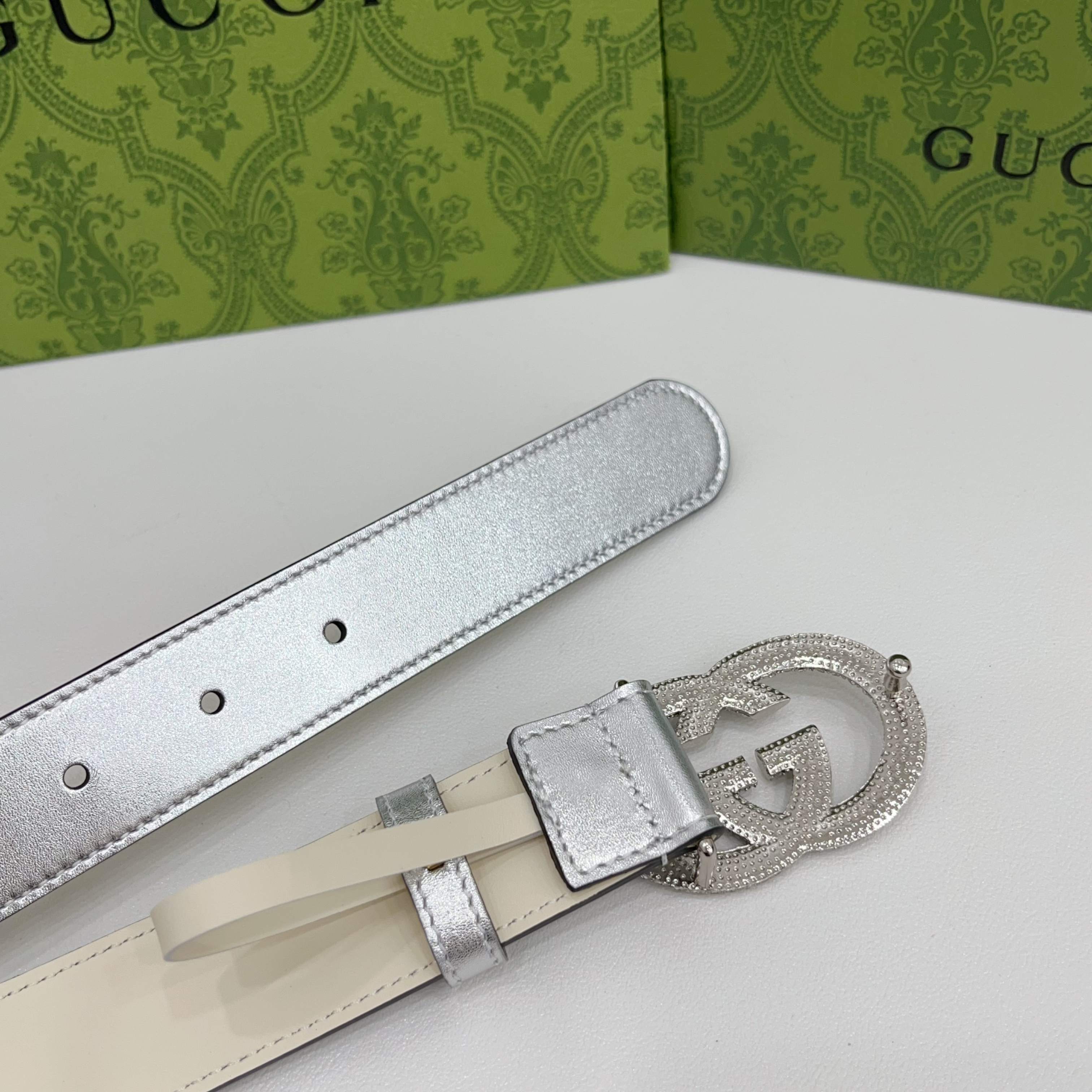 Gucci 3.0cmGG图案于2026早春系列焕然登场，为现代感十足的皮革配注入别致魅力。这款窄版腰带