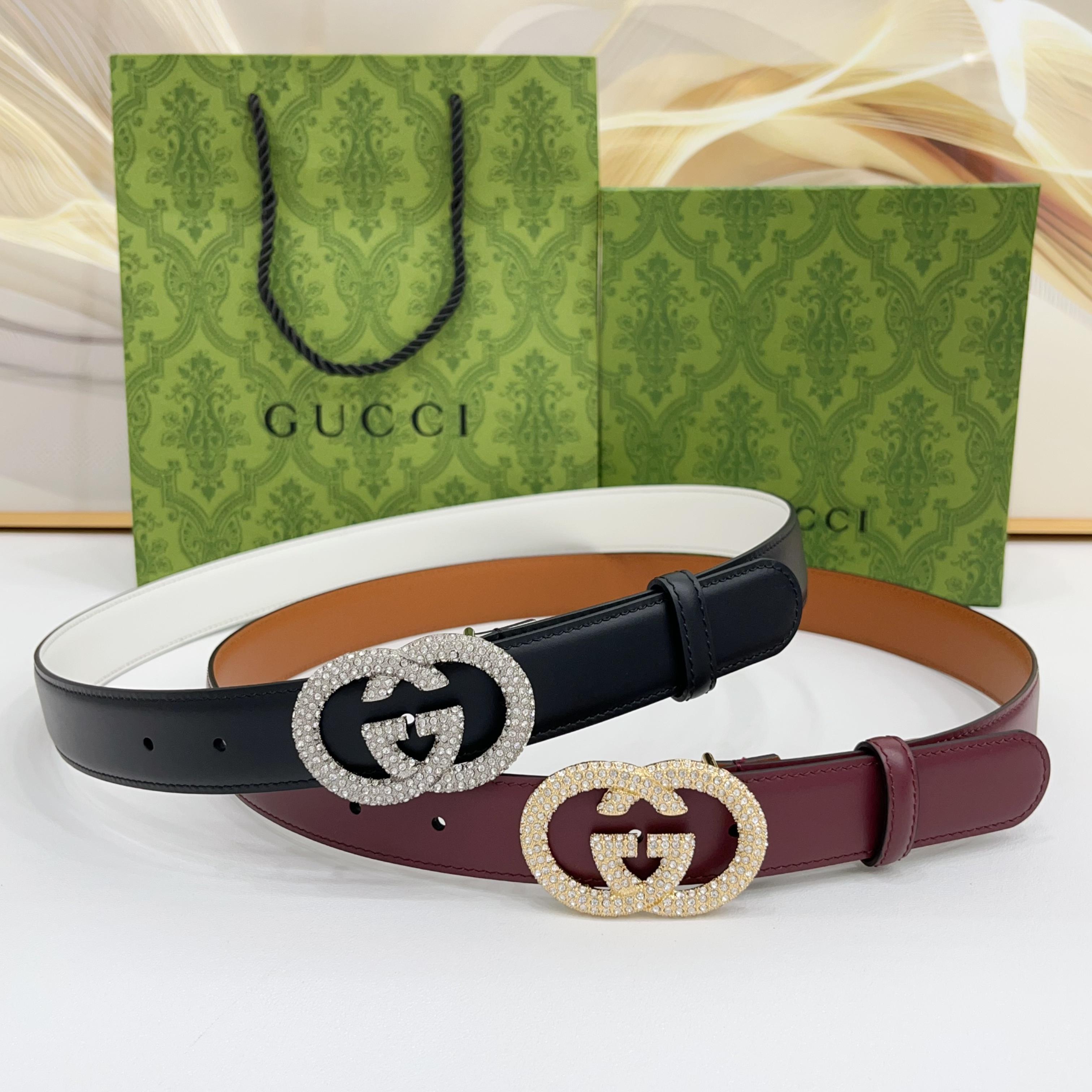 Gucci 3.0cmGG图案于2026早春系列焕然登场，为现代感十足的皮革配注入别致魅力。这款窄版腰带