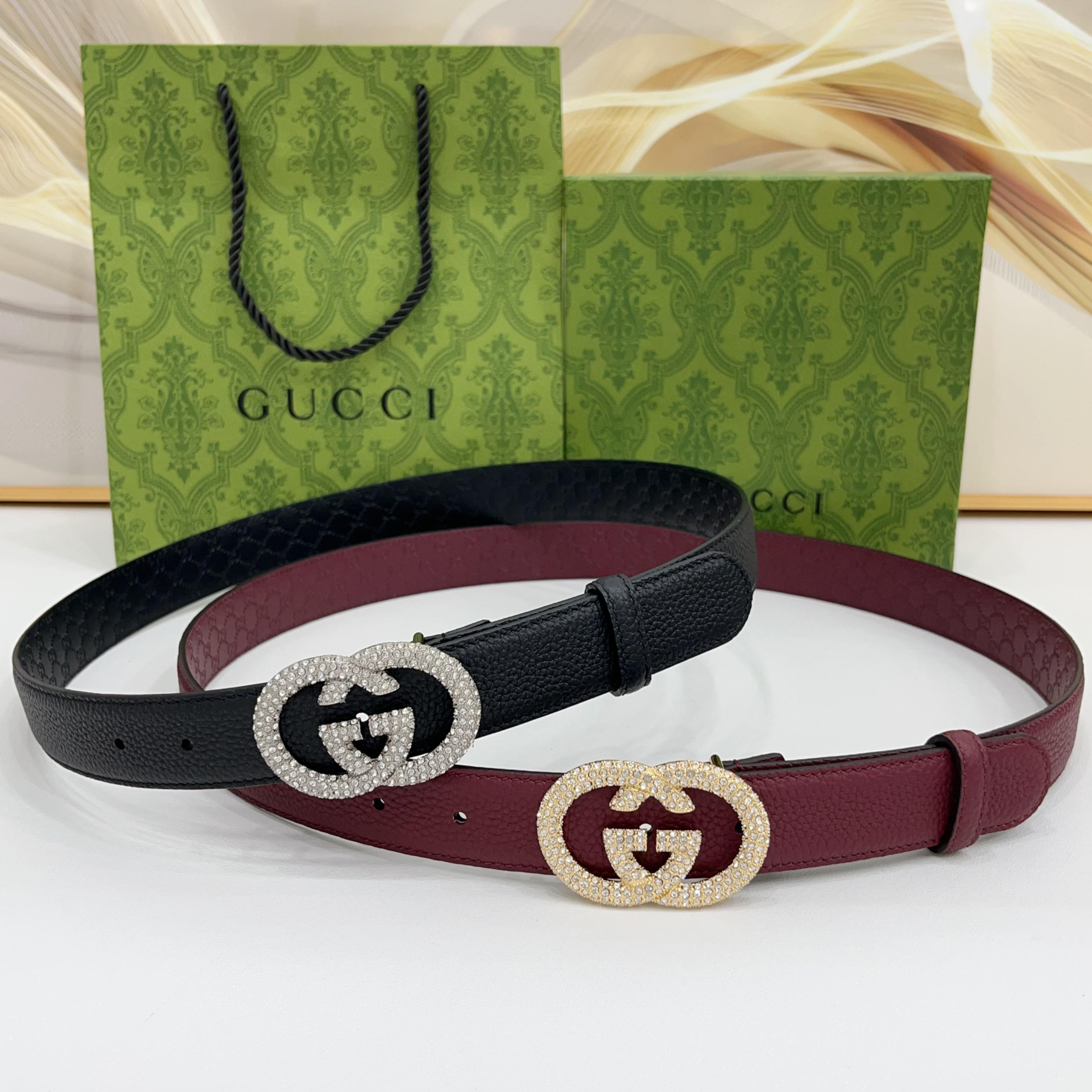 Gucci 3.0cmGG图案于2026早春系列焕然登场，为现代感十足的皮革配注入别致魅力。这款窄版腰带