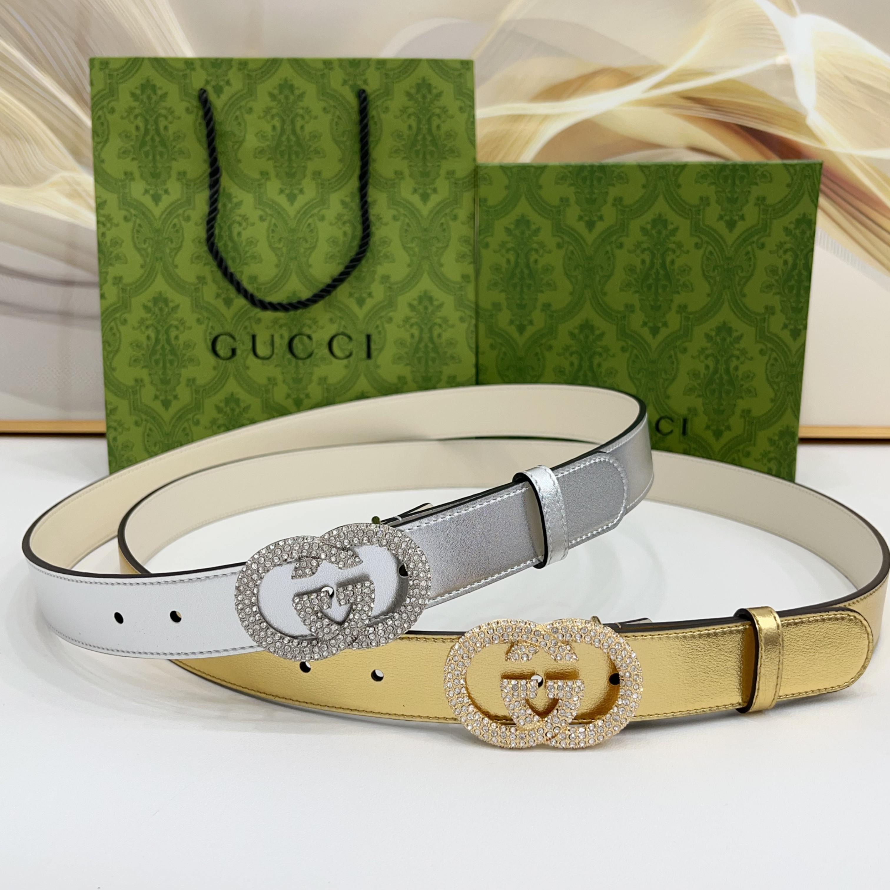 Gucci 3.0cmGG图案于2026早春系列焕然登场，为现代感十足的皮革配注入别致魅力。这款窄版腰带