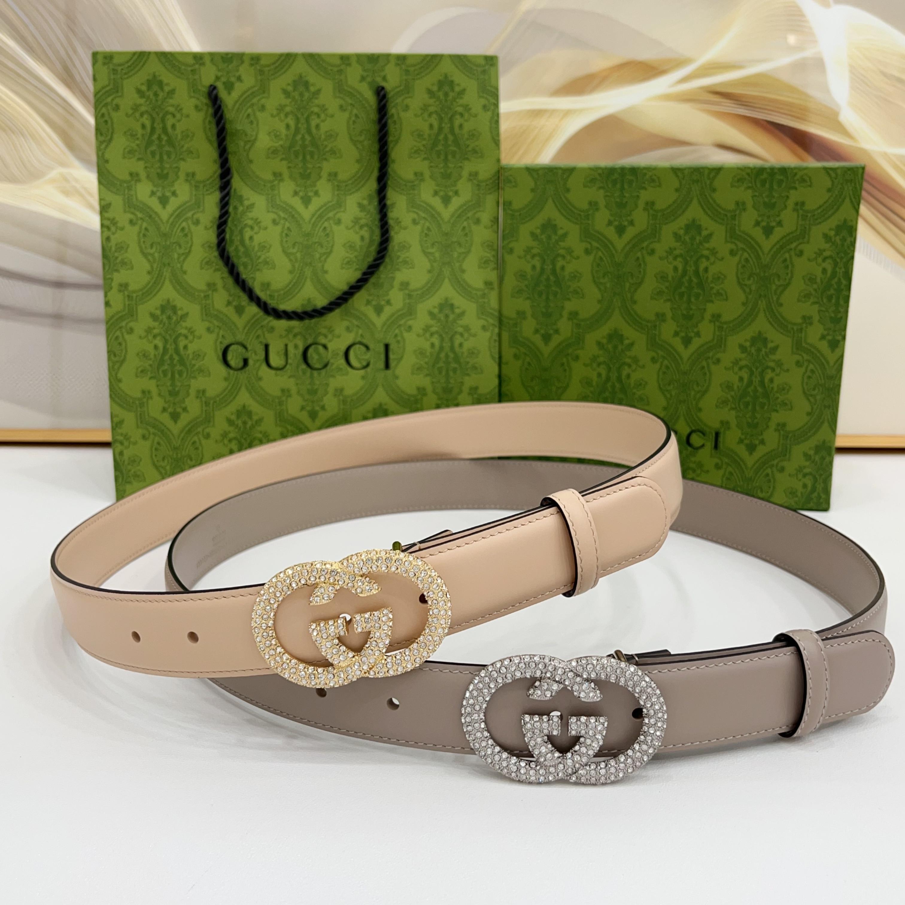 Gucci 3.0cmGG图案于2026早春系列焕然登场，为现代感十足的皮革配注入别致魅力。这款窄版腰带