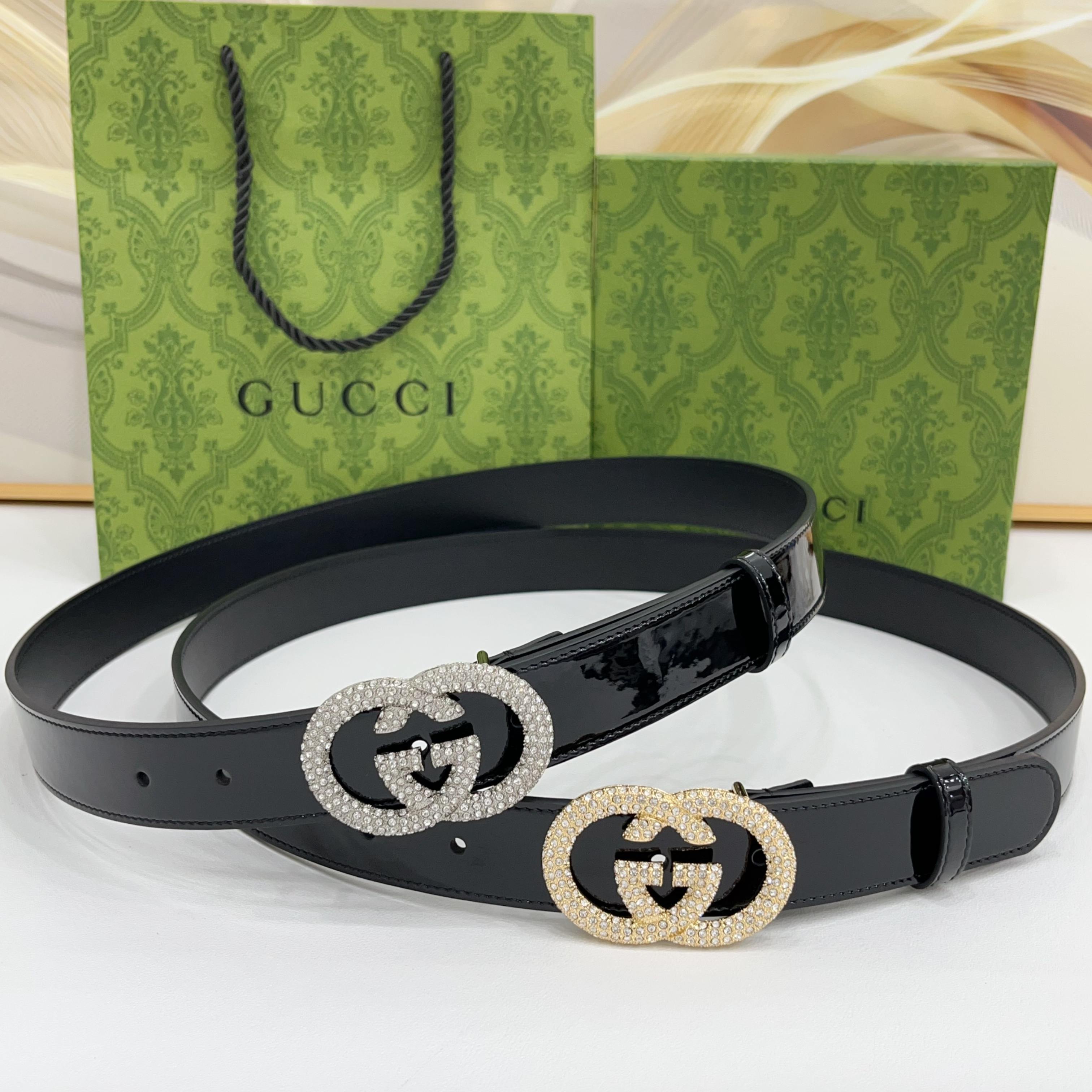 Gucci 3.0cmGG图案于2026早春系列焕然登场，为现代感十足的皮革配注入别致魅力。这款窄版腰带