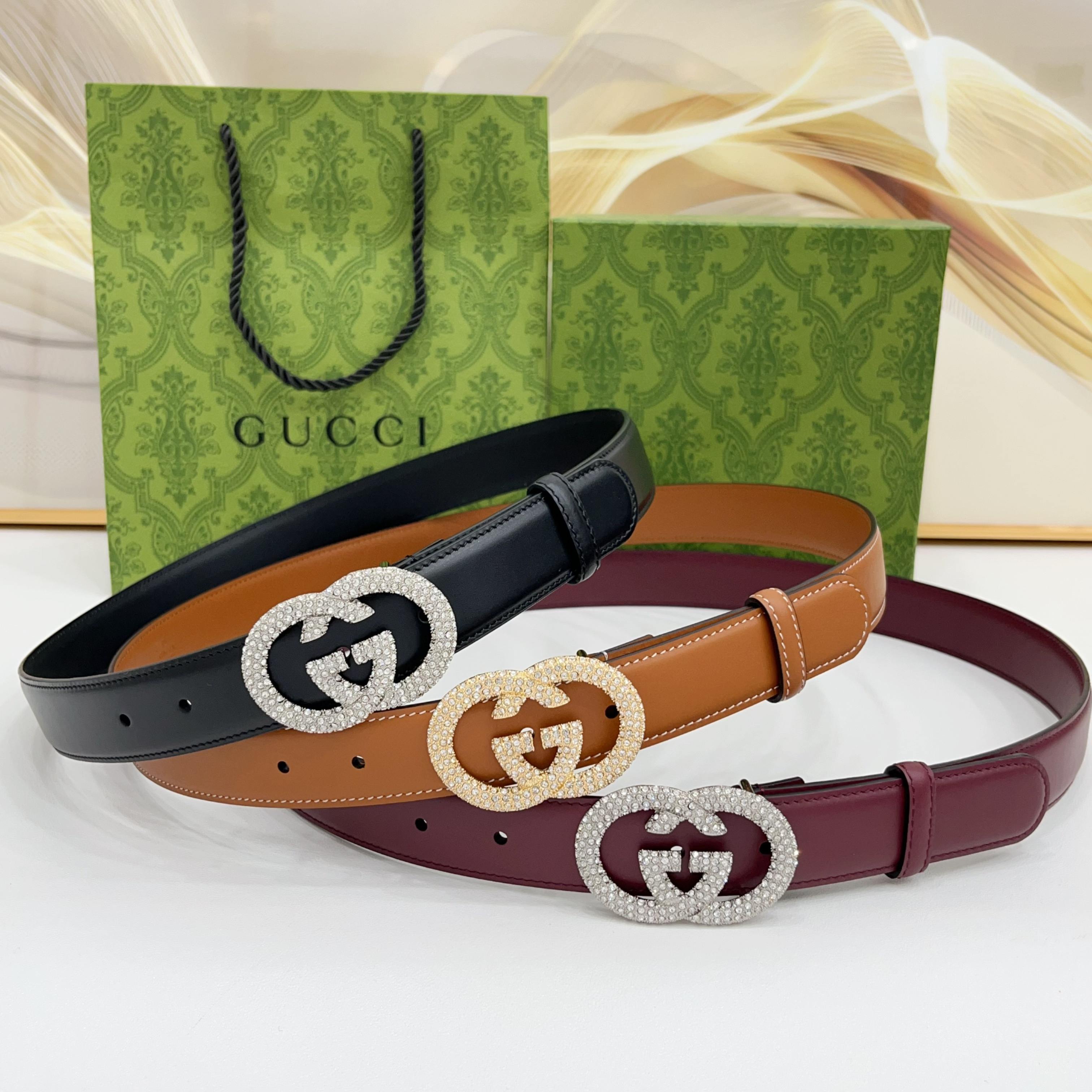 Gucci 3.0cmGG图案于2026早春系列焕然登场，为现代感十足的皮革配注入别致魅力。这款窄版腰带