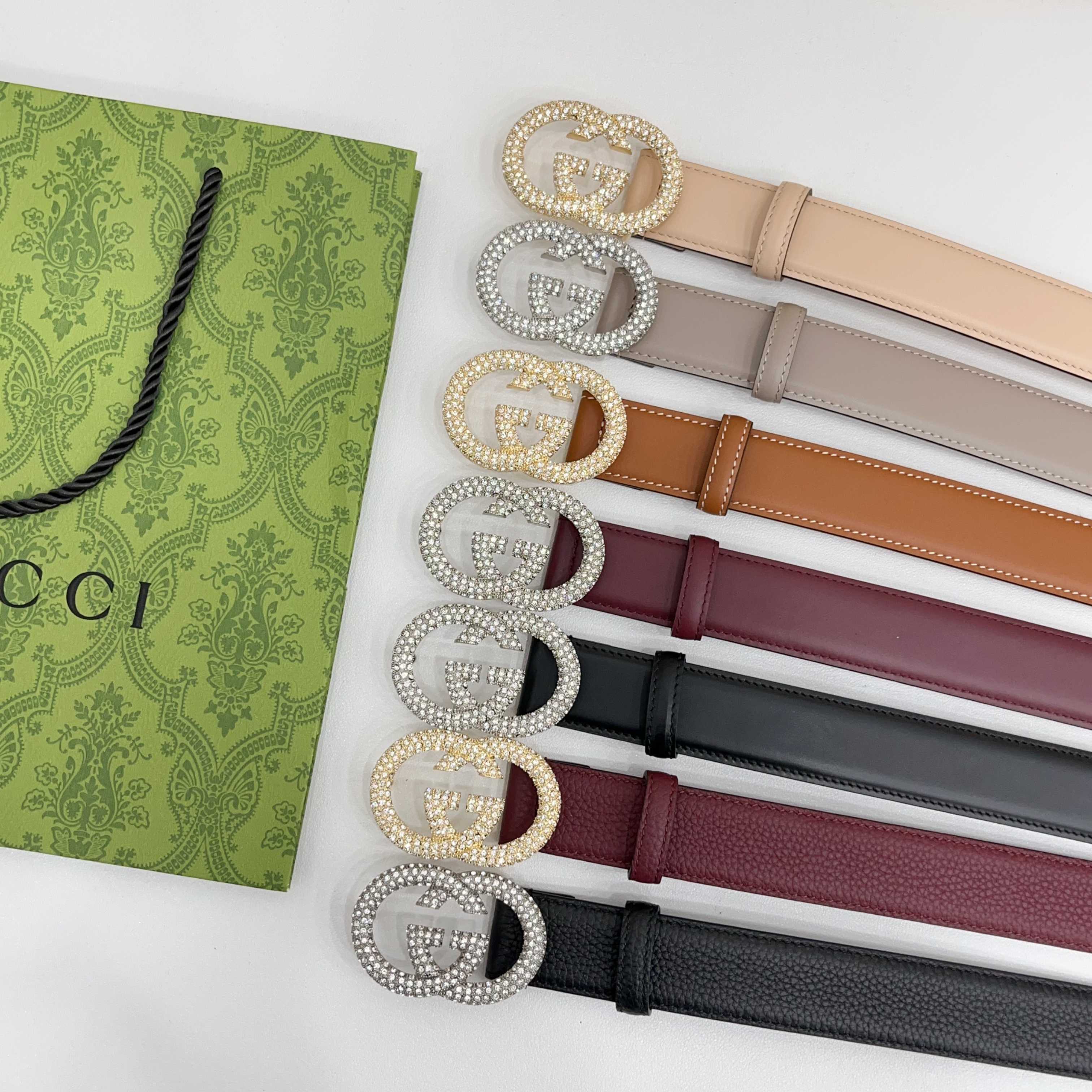 Gucci 3.0cmGG图案于2026早春系列焕然登场，为现代感十足的皮革配注入别致魅力。这款窄版腰带