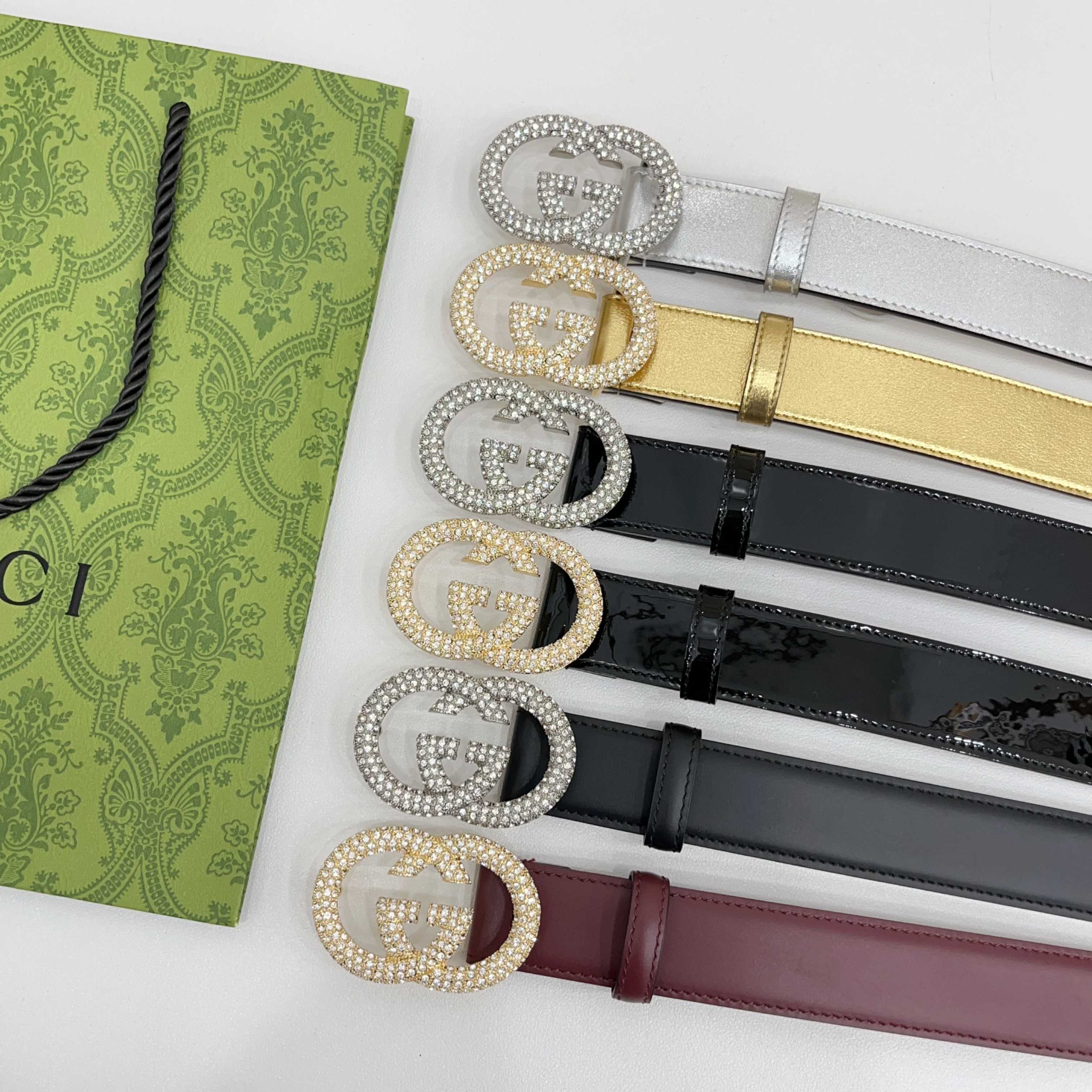 Gucci 3.0cmGG图案于2026早春系列焕然登场，为现代感十足的皮革配注入别致魅力。这款窄版腰带