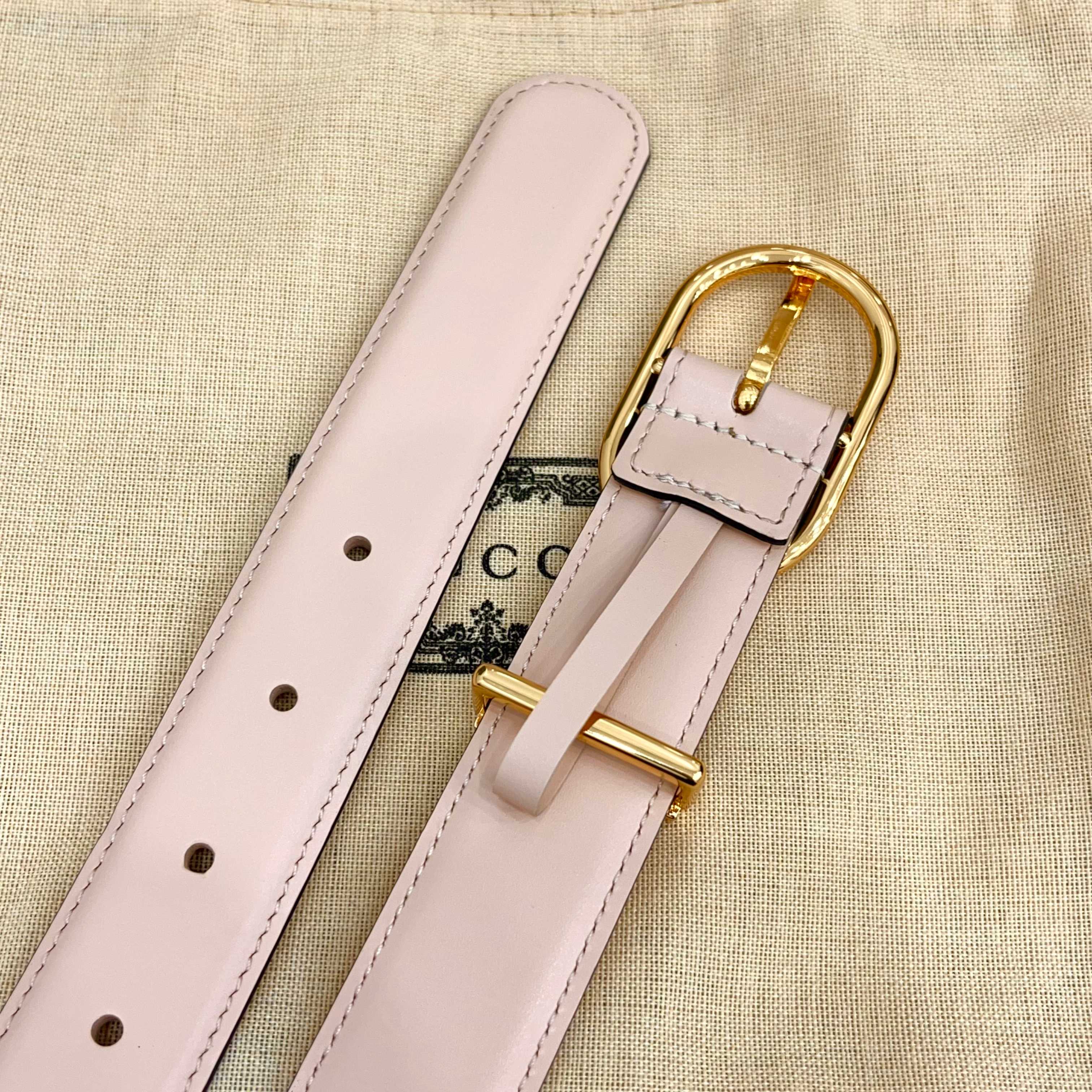 Gucci 古驰 3.0cm这款引人注目的皮质腰带被作为 Cruise 2026 系列作品的一部分推出，