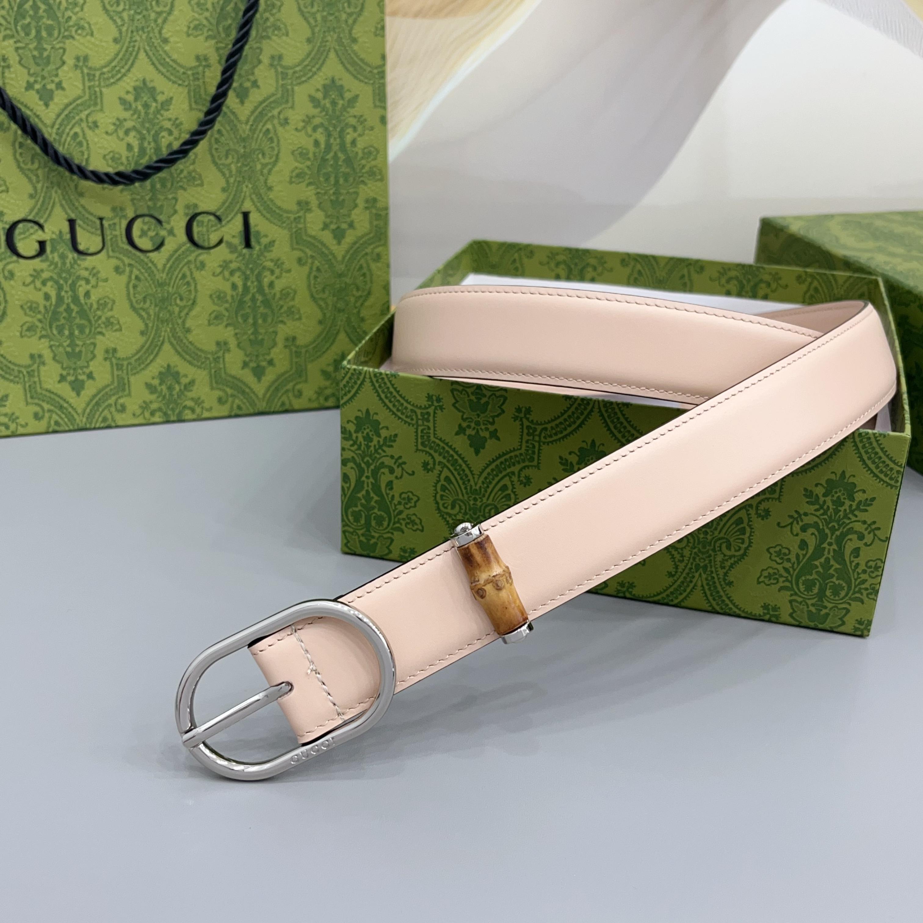 Gucci 古驰 3.0cm这款引人注目的皮质腰带被作为 Cruise 2026 系列作品的一部分推出，