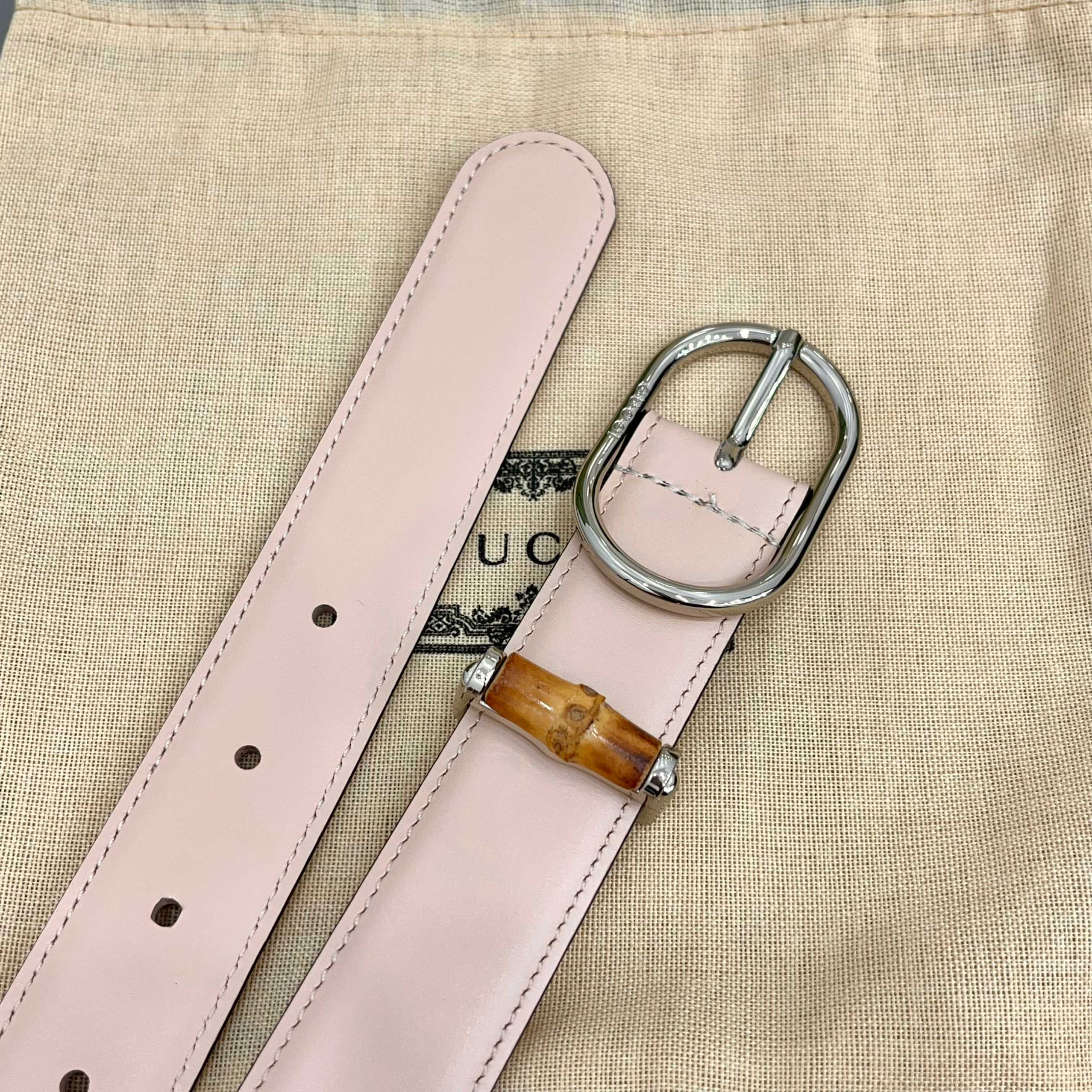 Gucci 古驰 3.0cm这款引人注目的皮质腰带被作为 Cruise 2026 系列作品的一部分推出，