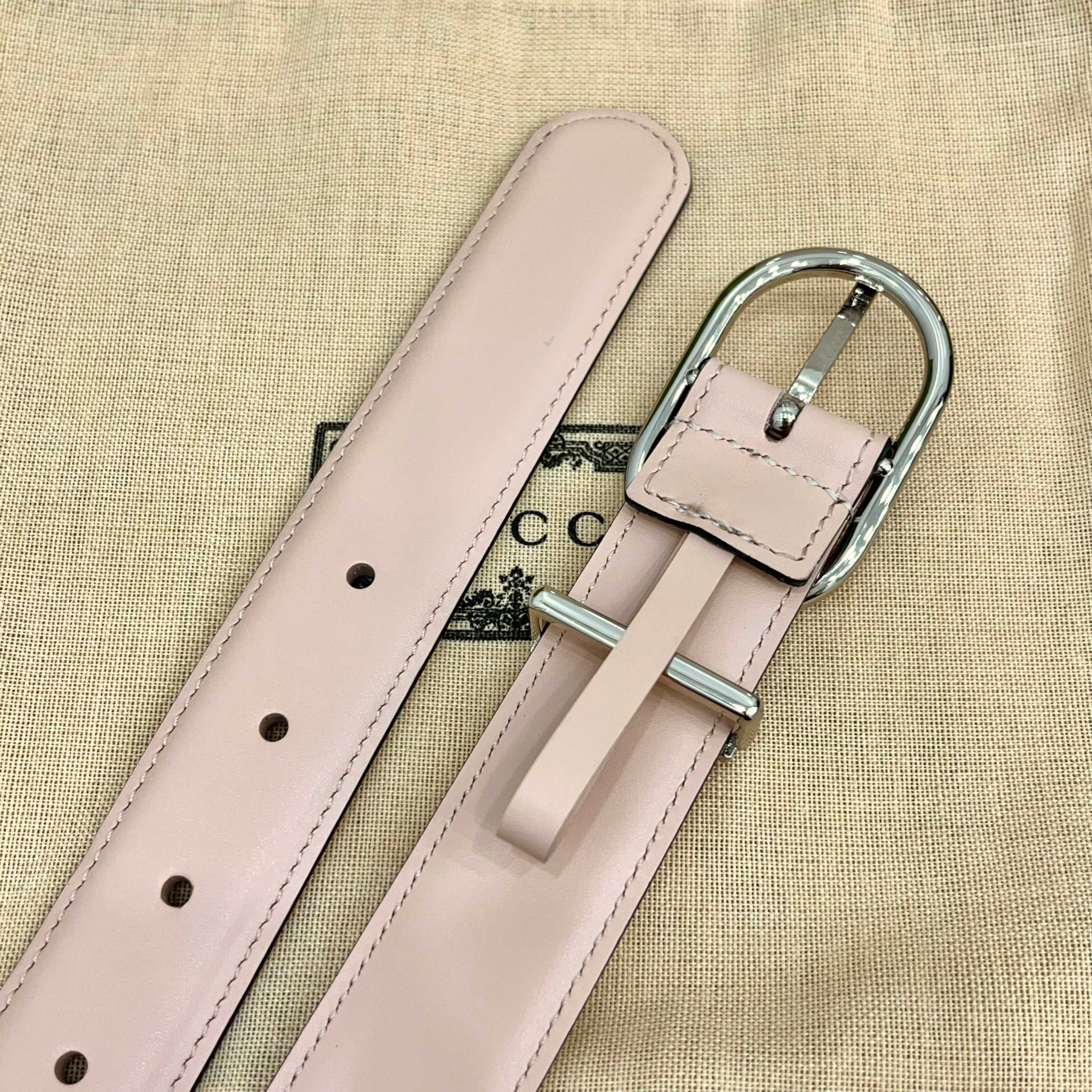 Gucci 古驰 3.0cm这款引人注目的皮质腰带被作为 Cruise 2026 系列作品的一部分推出，