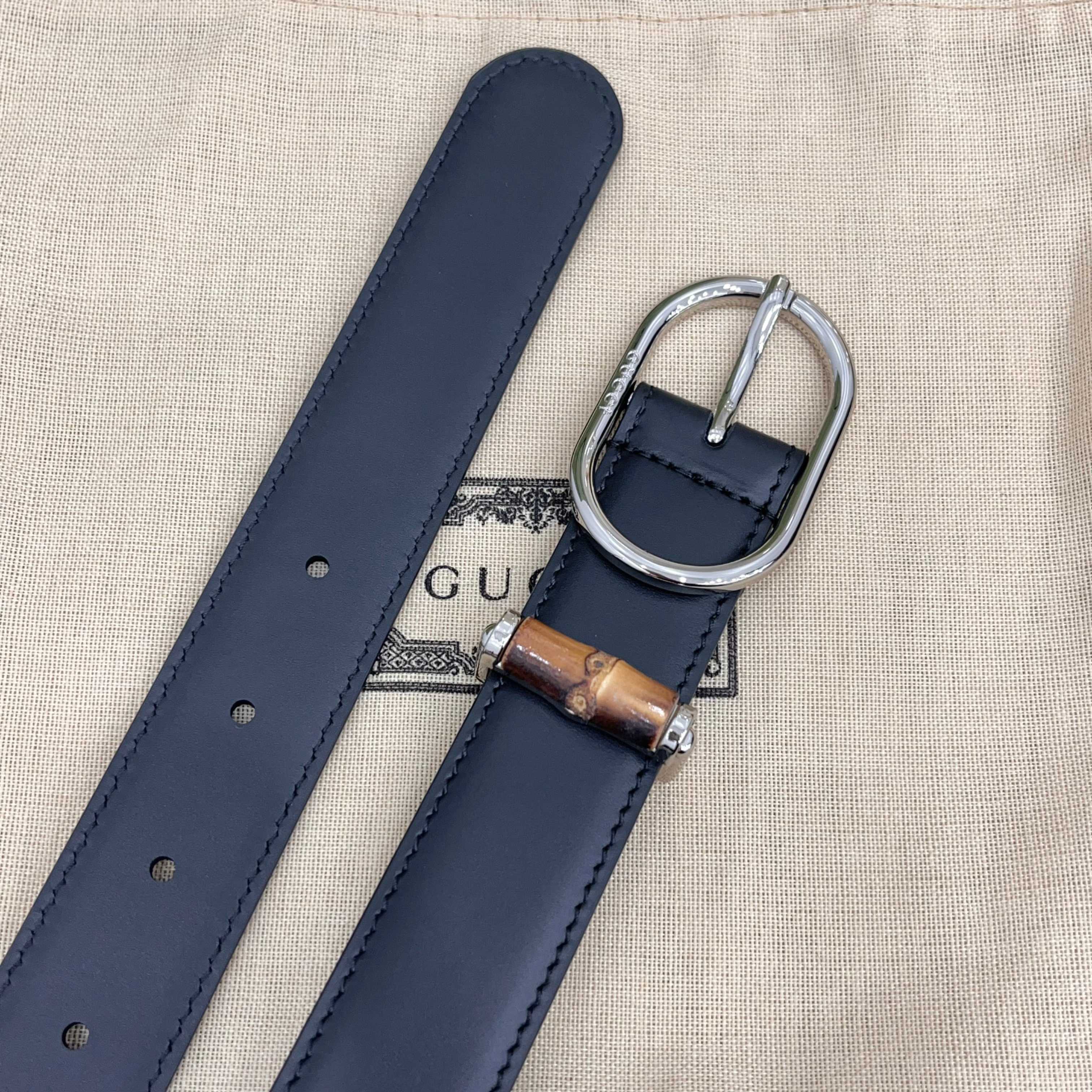 Gucci 古驰 3.0cm这款引人注目的皮质腰带被作为 Cruise 2026 系列作品的一部分推出，