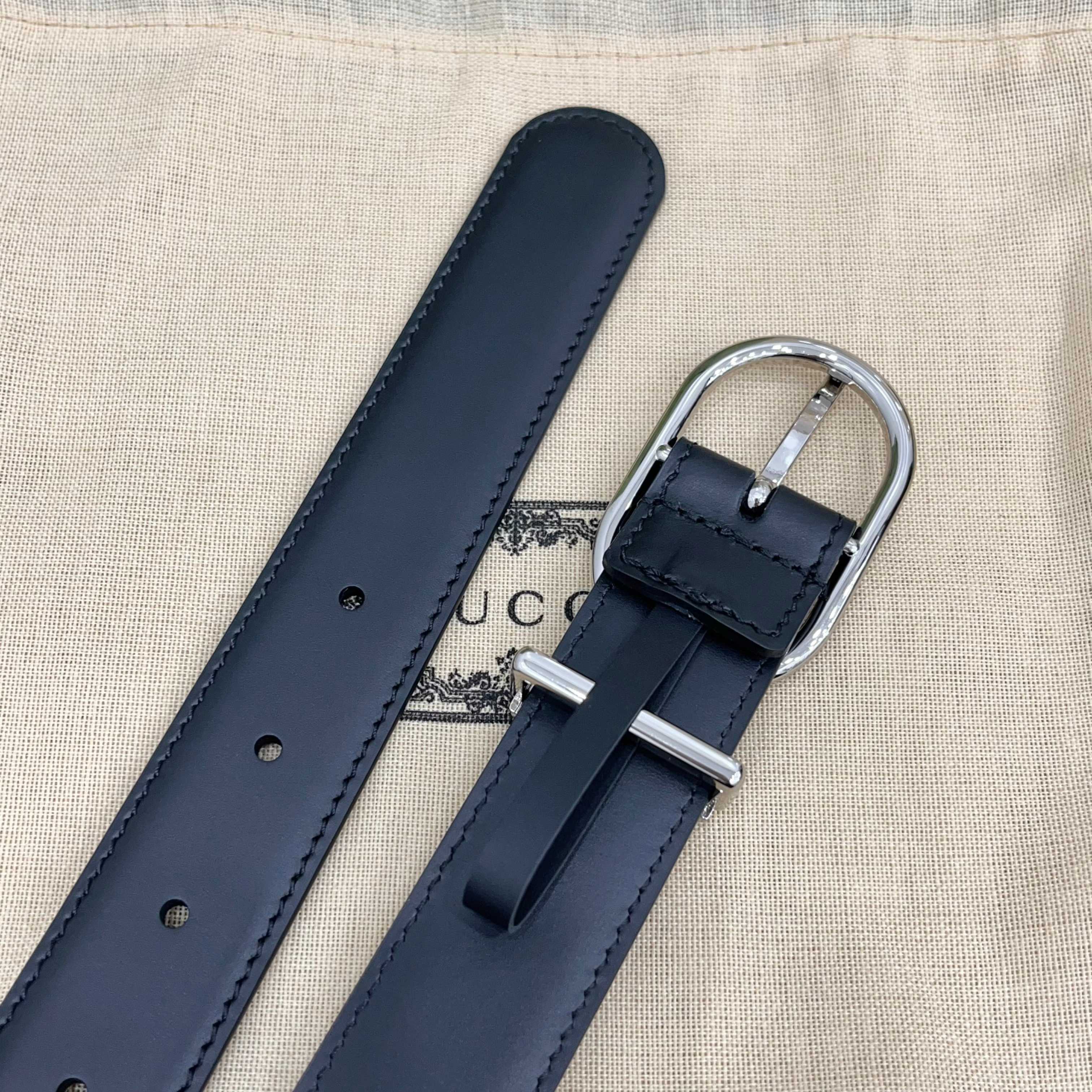 Gucci 古驰 3.0cm这款引人注目的皮质腰带被作为 Cruise 2026 系列作品的一部分推出，