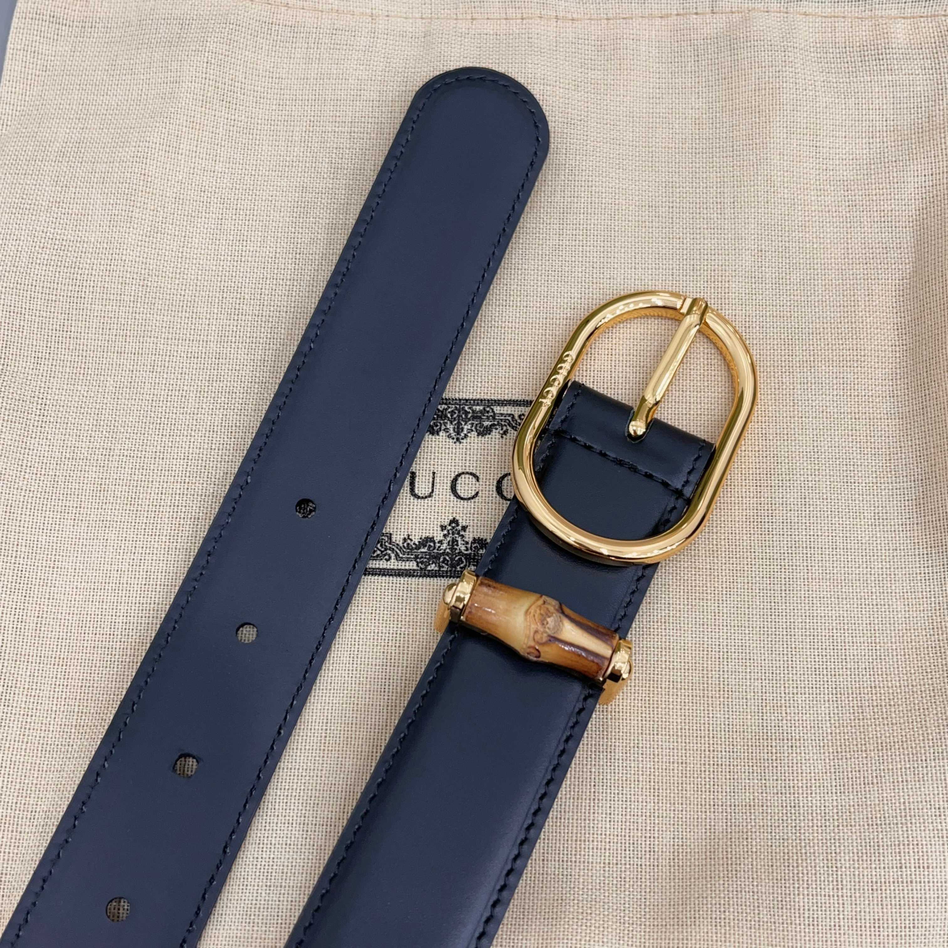 Gucci 古驰 3.0cm这款引人注目的皮质腰带被作为 Cruise 2026 系列作品的一部分推出，