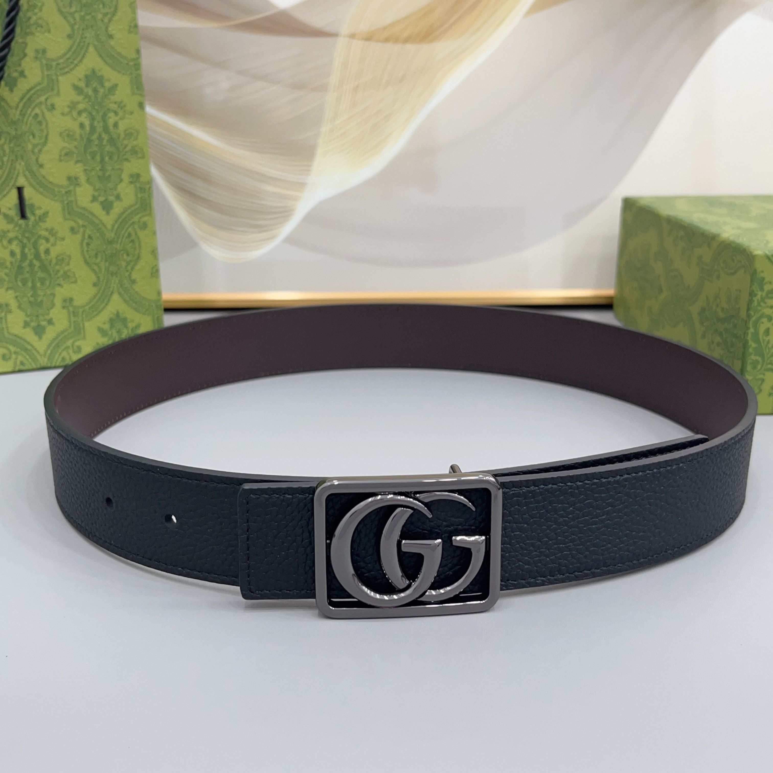 Gucci 古驰 3.5cmGG 马蒙系列推出了一款以档案资料为灵感的廓形设计，搭配镶有双 G 字样的框