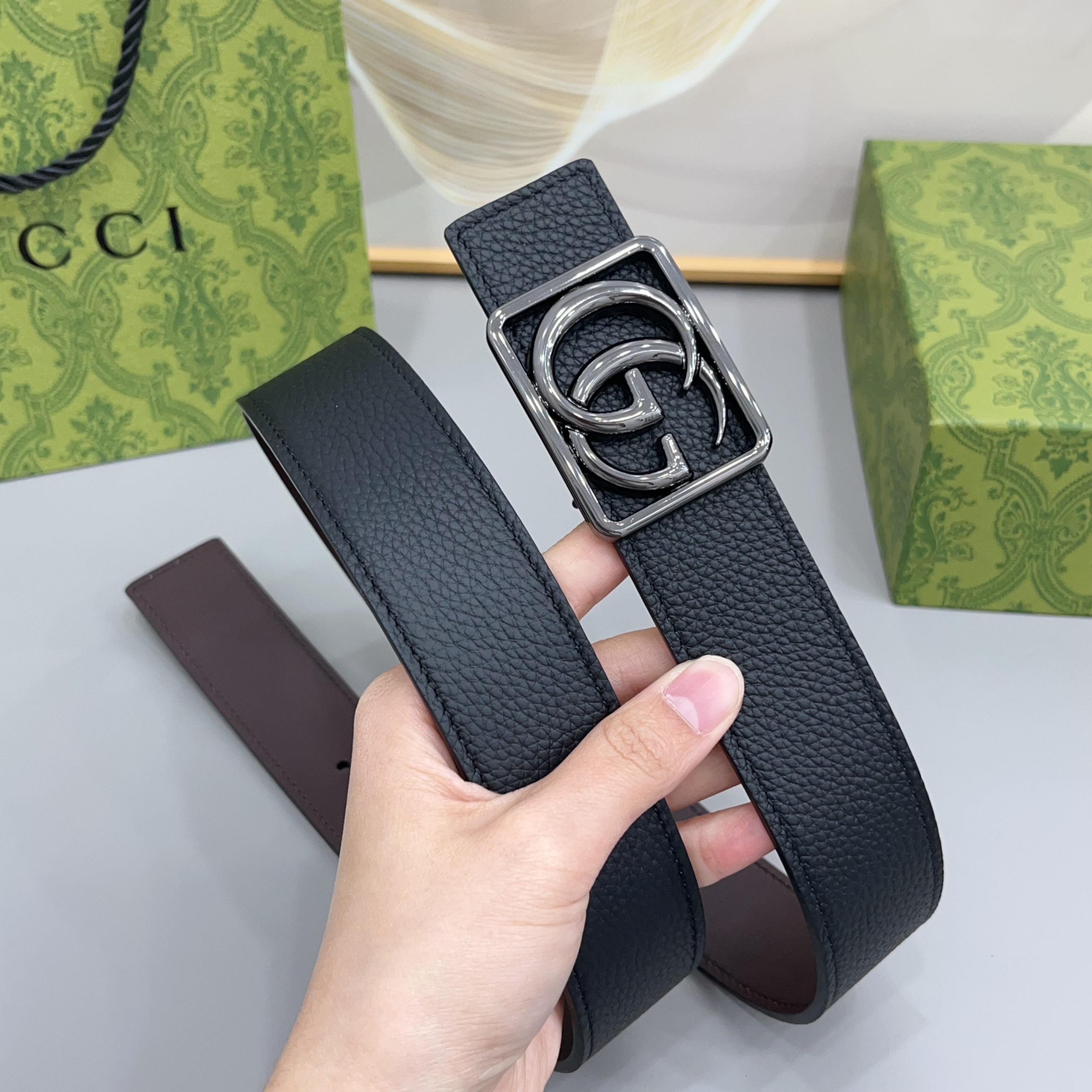 Gucci 古驰 3.5cmGG 马蒙系列推出了一款以档案资料为灵感的廓形设计，搭配镶有双 G 字样的框