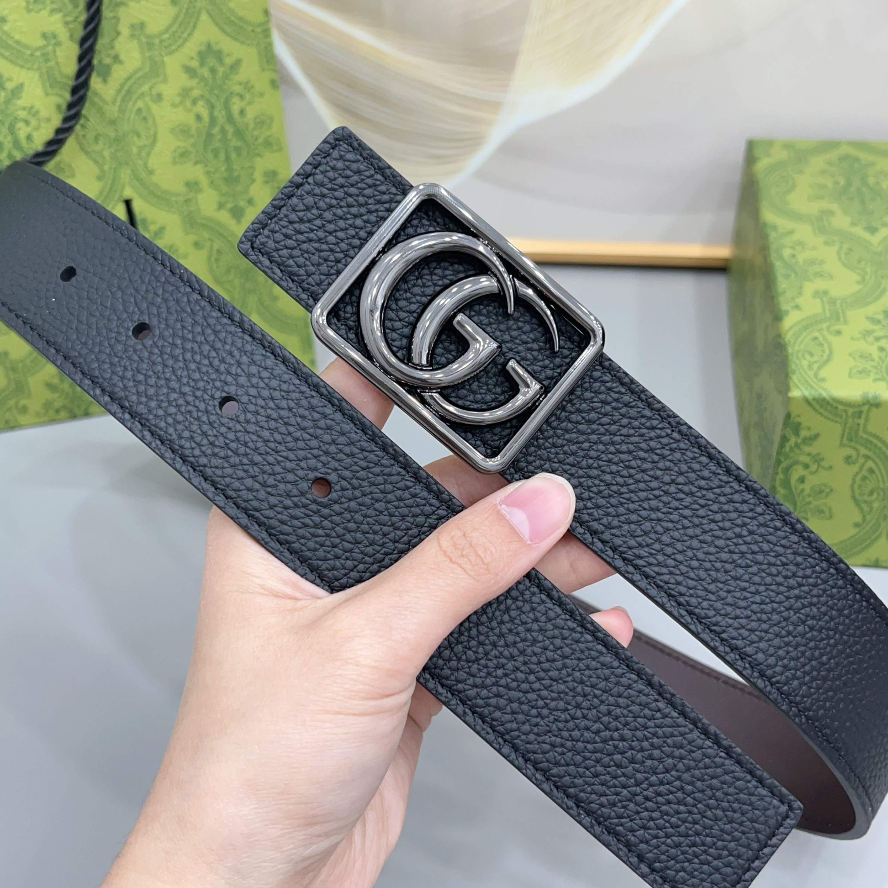 Gucci 古驰 3.5cmGG 马蒙系列推出了一款以档案资料为灵感的廓形设计，搭配镶有双 G 字样的框